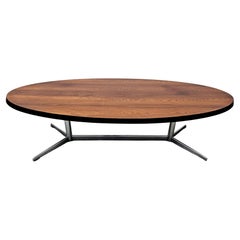 Tavolino ovale danese del Mid Century Modern con piano in impiallacciato e gambe cromate