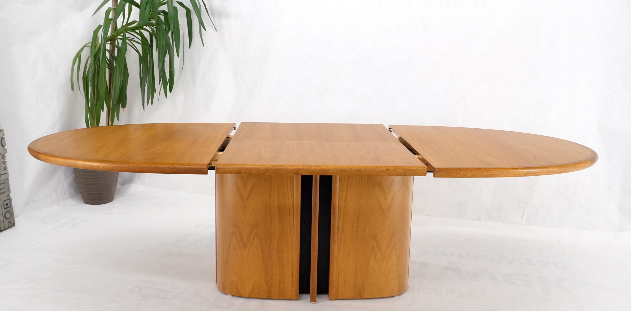 Danish Mid-Century Modern oval teak dining table w/ pop up leaf extension MINT!
leaf measuring: 1x31.5.