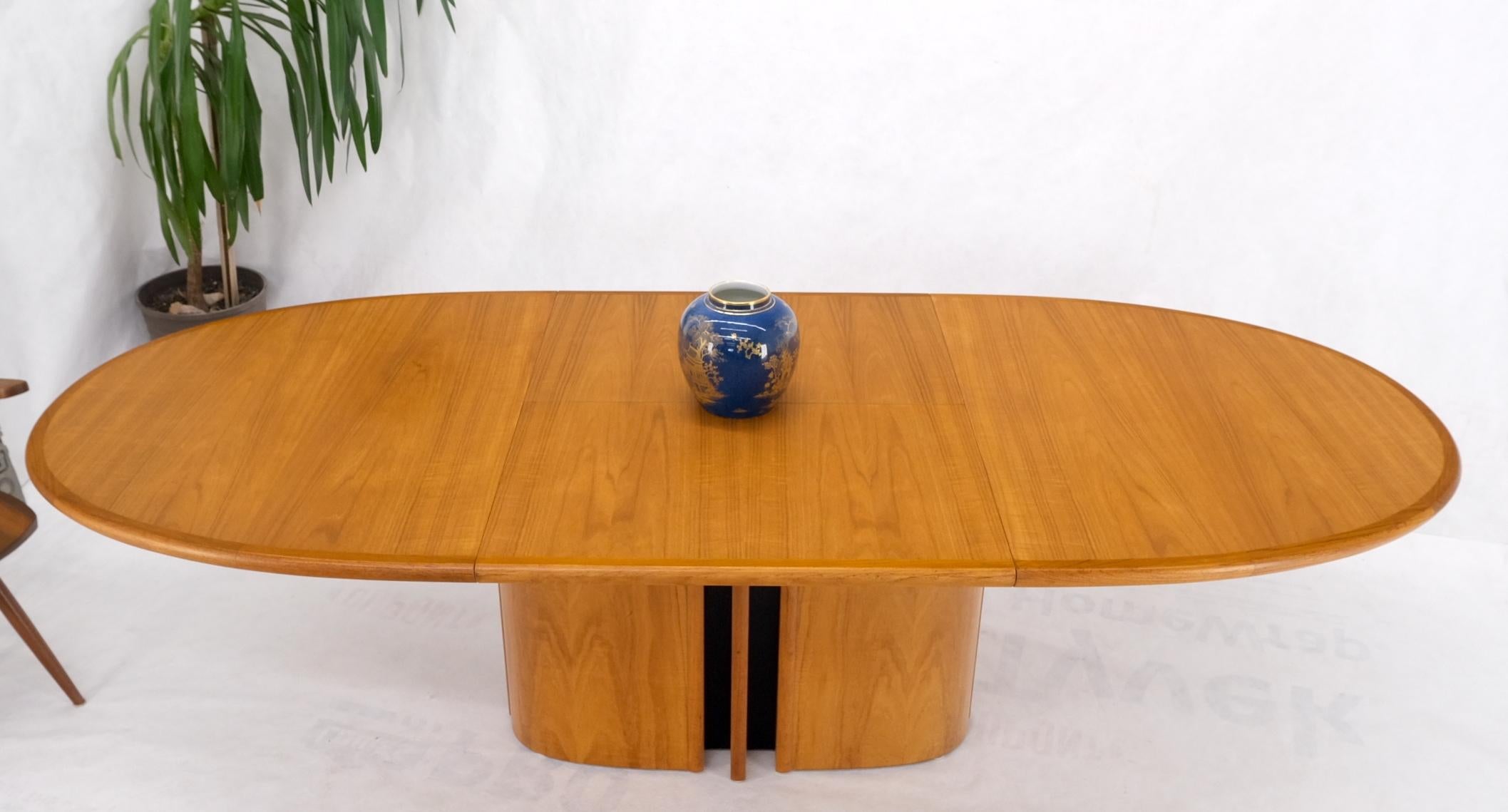 Danish Mid-Century Modern Oval Teak Dining Table w/ Pop Up Leaf Extension MINT! In Excellent Condition In Rockaway, NJ