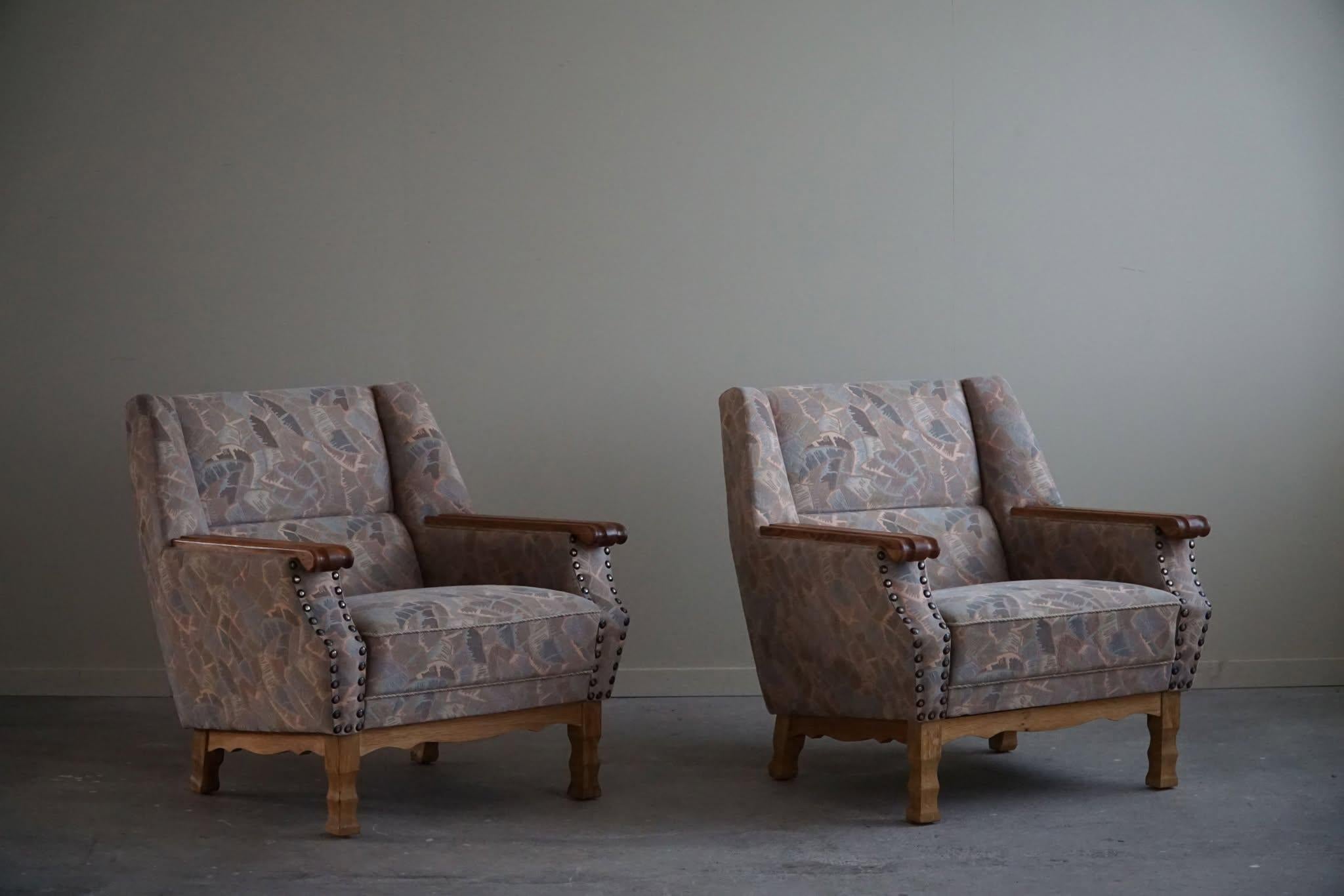 Un'intramontabile coppia di sedie lounge moderne danesi in rovere e con l'originale tessuto geometrico colorato. Realizzato da un ebanista danese negli anni '1960. Realizzato nello stile di Henning (Henry) Kjærnulf. Queste raffinate sedie da salotto