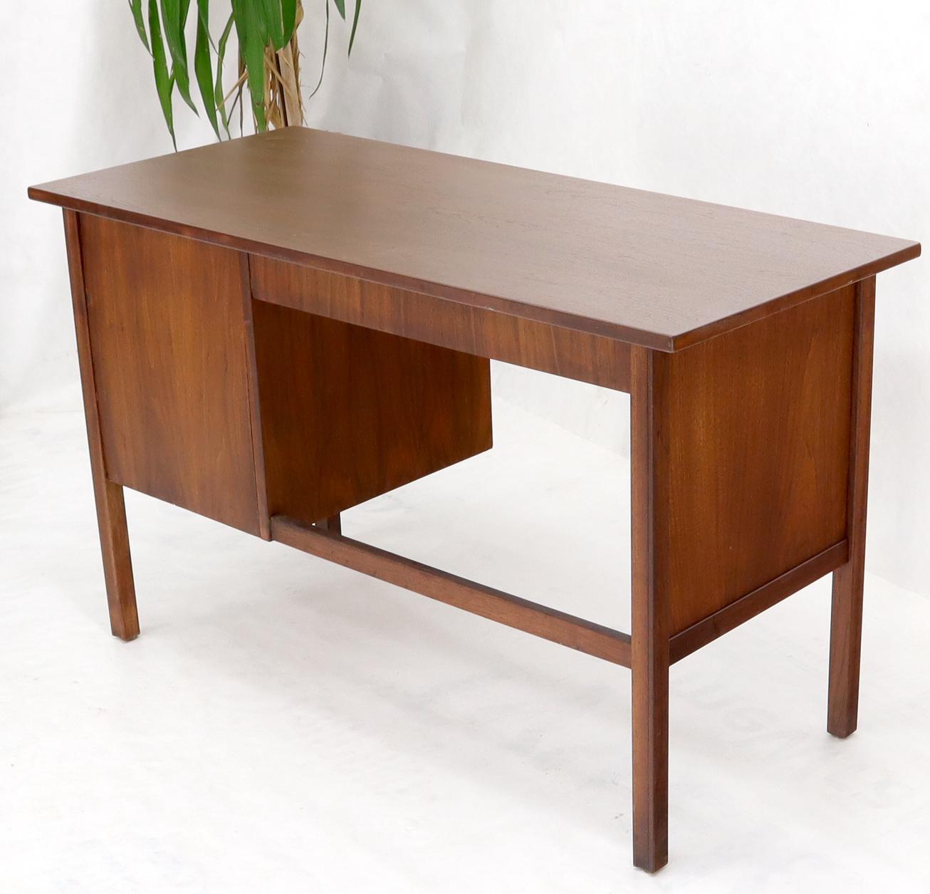 Dänischer moderner dänischer Mid-Century-Modern-Schreibtisch mit einem einzelnen Sockel und zwei Schubladen im Angebot 6