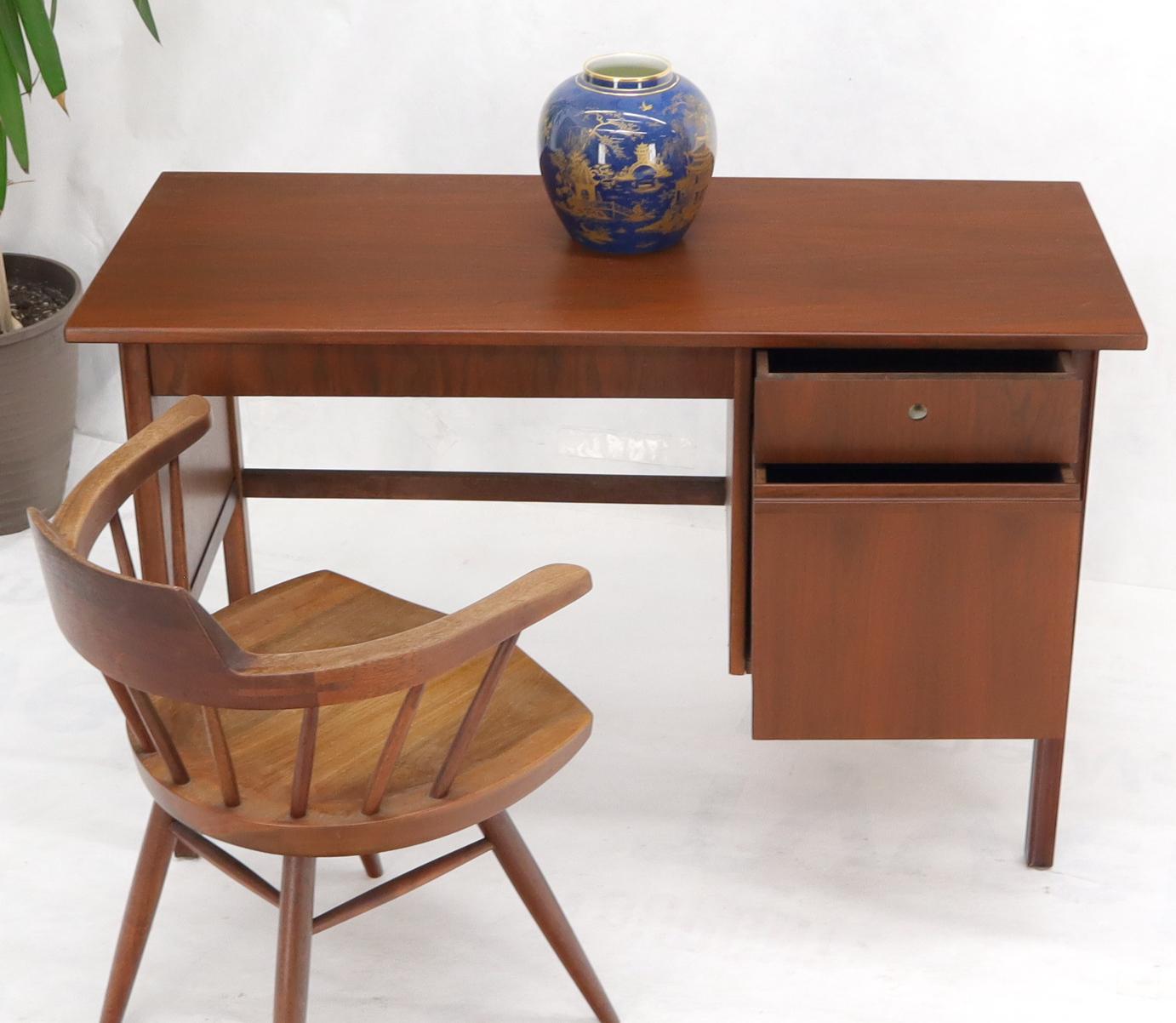 Dänischer moderner dänischer Mid-Century-Modern-Schreibtisch mit einem einzelnen Sockel und zwei Schubladen (Moderne der Mitte des Jahrhunderts) im Angebot