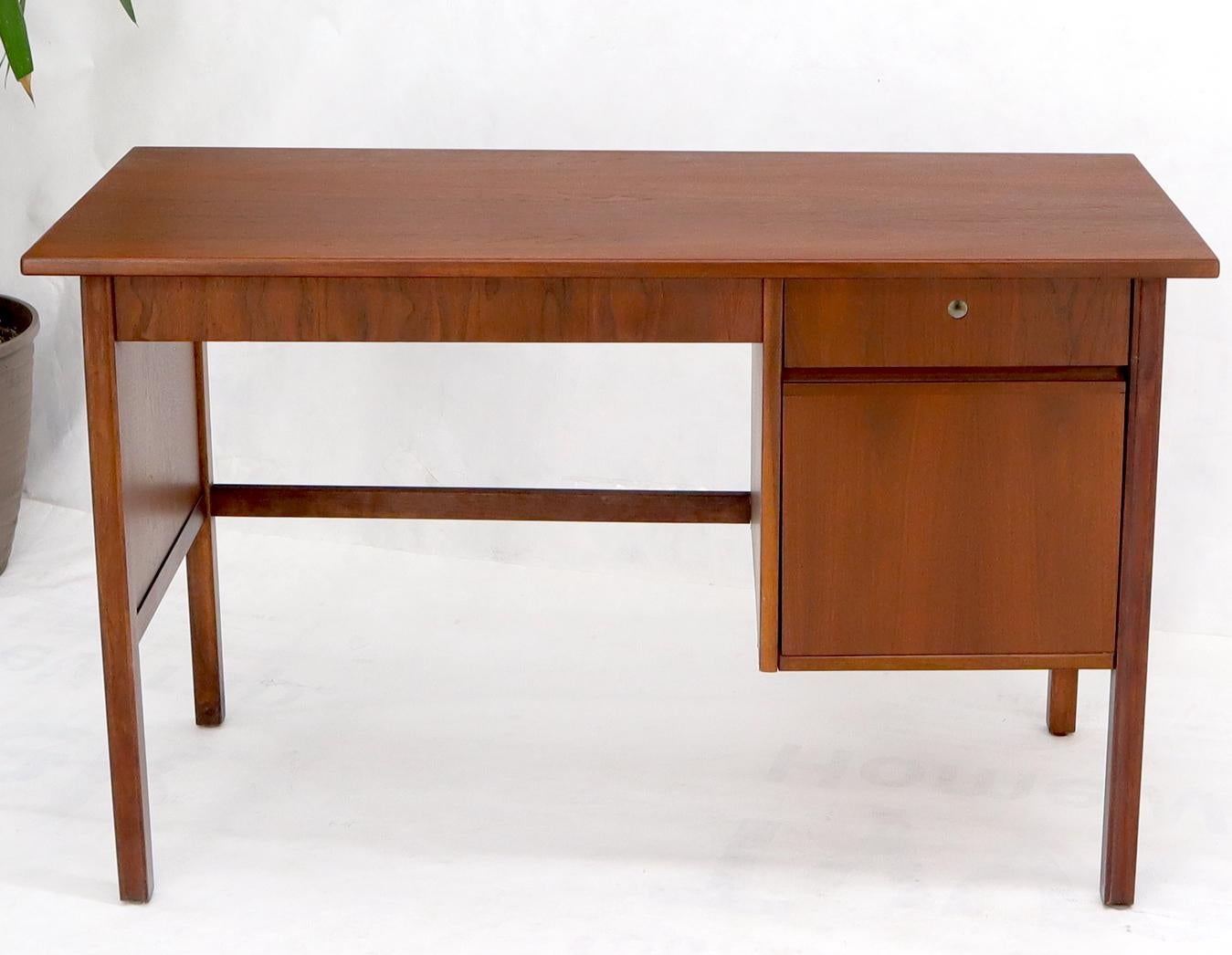 Sconosciuto Scrivania danese Mid Century Modern Petit a piedistallo singolo due cassetti in vendita