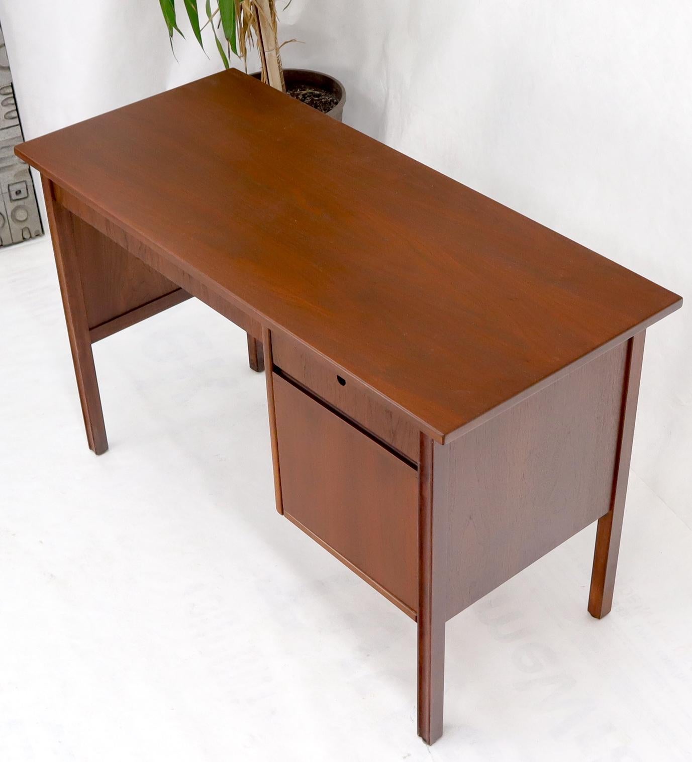 Dänischer moderner dänischer Mid-Century-Modern-Schreibtisch mit einem einzelnen Sockel und zwei Schubladen (Lackiert) im Angebot