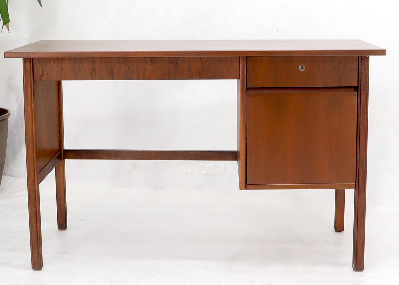 Dänischer moderner dänischer Mid-Century-Modern-Schreibtisch mit einem einzelnen Sockel und zwei Schubladen im Zustand „Hervorragend“ im Angebot in Rockaway, NJ