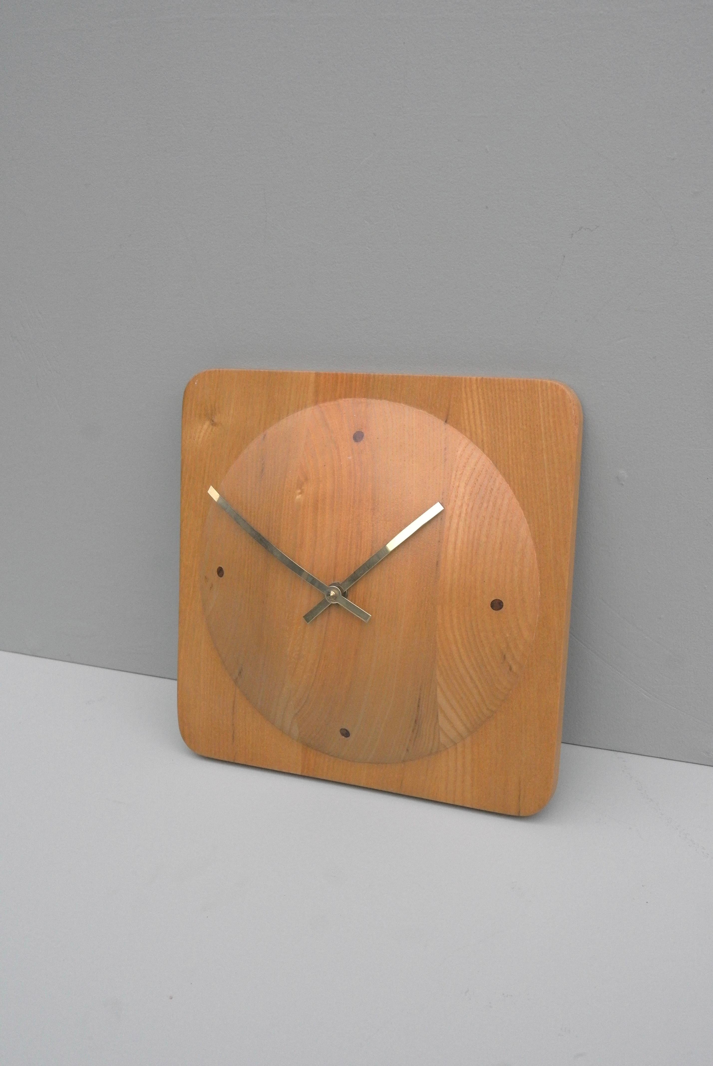 Danish Mid-Century Modern Pine and Brass Wall Clock In Excellent Condition For Sale In Den Haag, NL