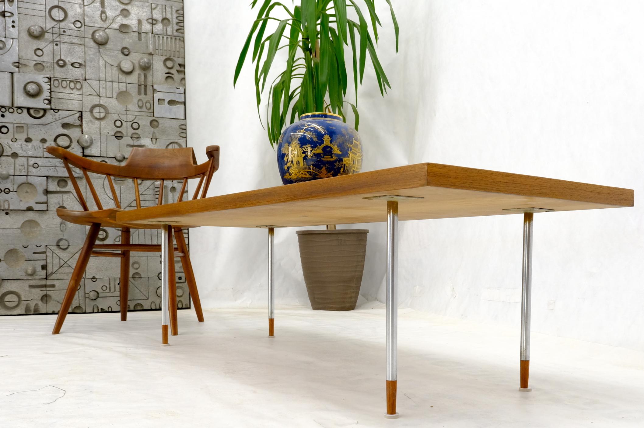 Table basse rectangulaire danoise moderne du milieu du siècle dernier sur pieds cylindriques chromés  en vente 2
