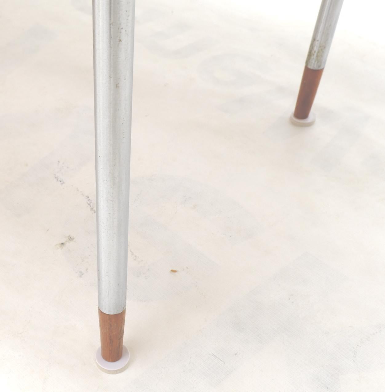 Table basse rectangulaire danoise moderne du milieu du siècle dernier sur pieds cylindriques chromés  en vente 4