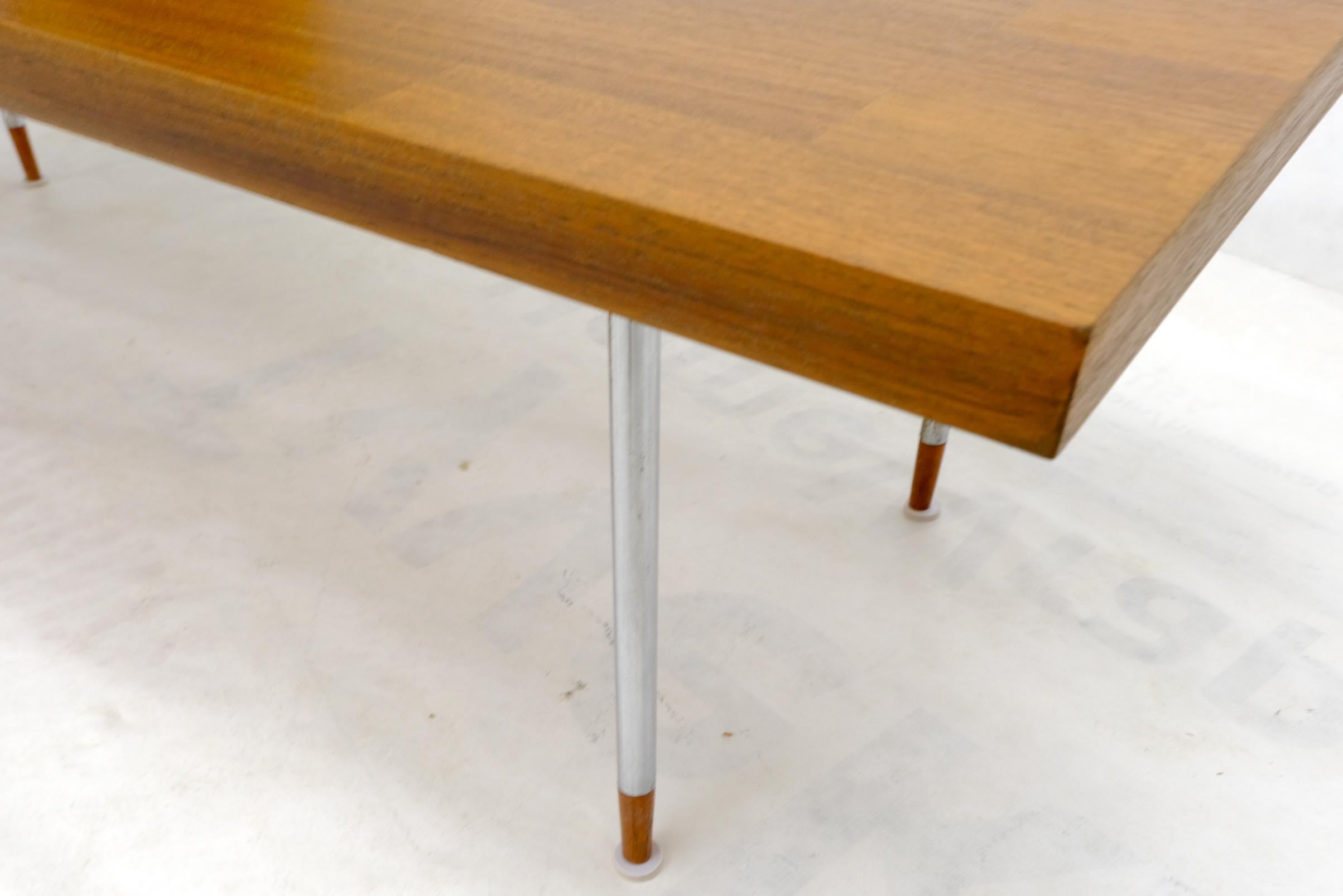 Table basse rectangulaire danoise moderne du milieu du siècle dernier sur pieds cylindriques chromés  en vente 5