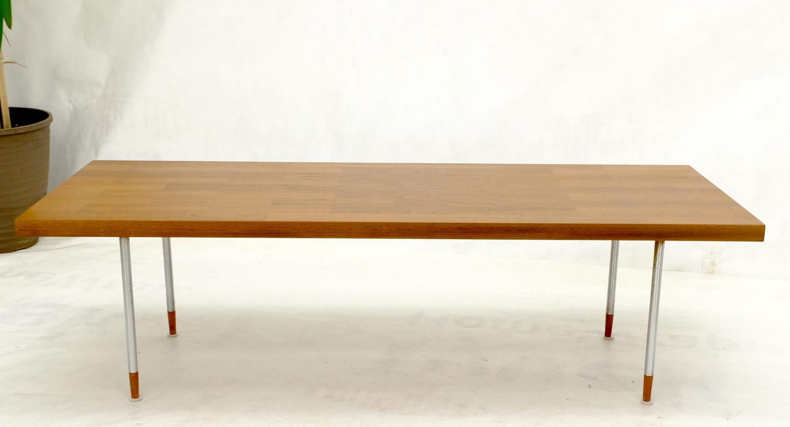 Dänischer rechteckiger Couchtisch auf verchromten Zylinderbeinen, Mid-Century Modern  (Moderne der Mitte des Jahrhunderts) im Angebot