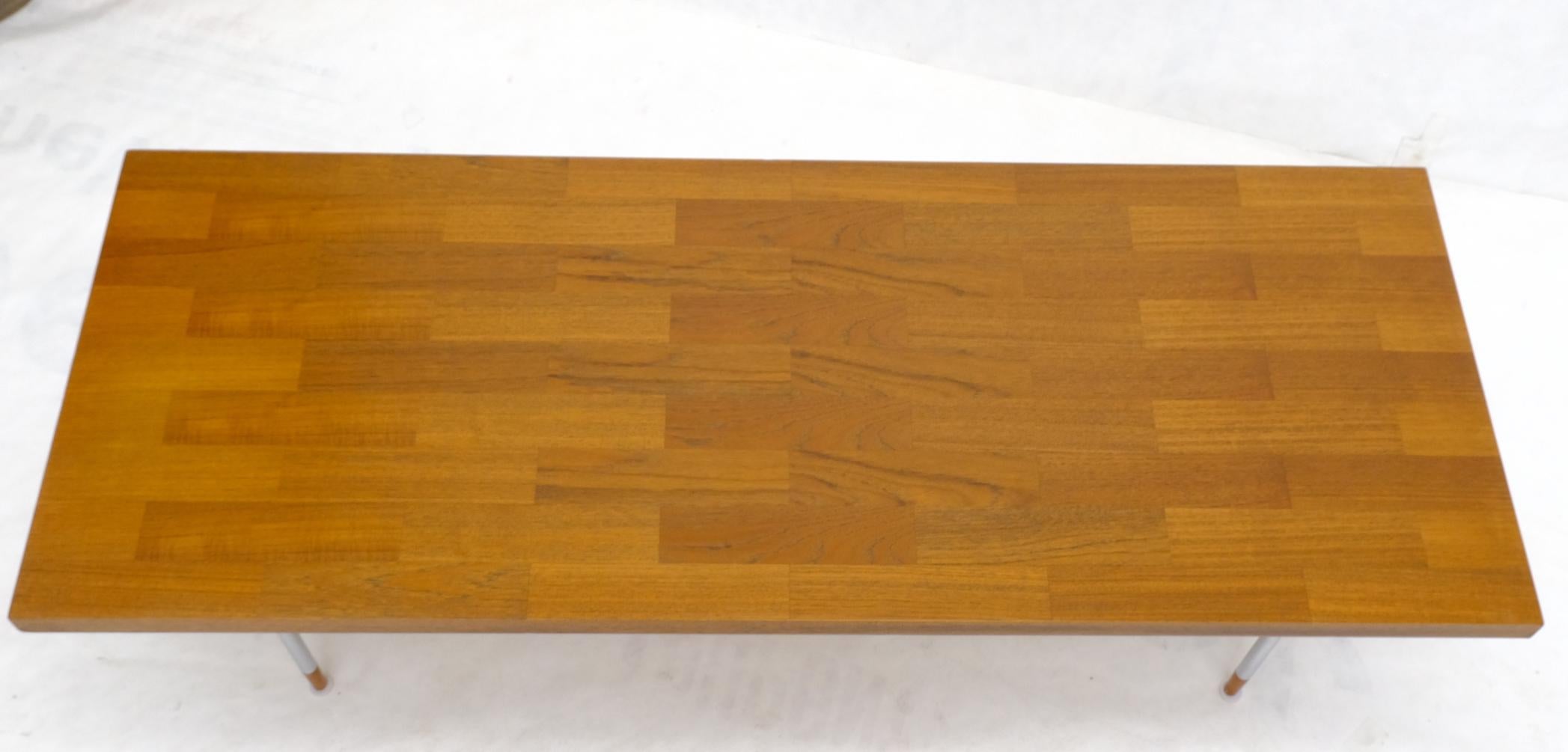 Néerlandais Table basse rectangulaire danoise moderne du milieu du siècle dernier sur pieds cylindriques chromés  en vente