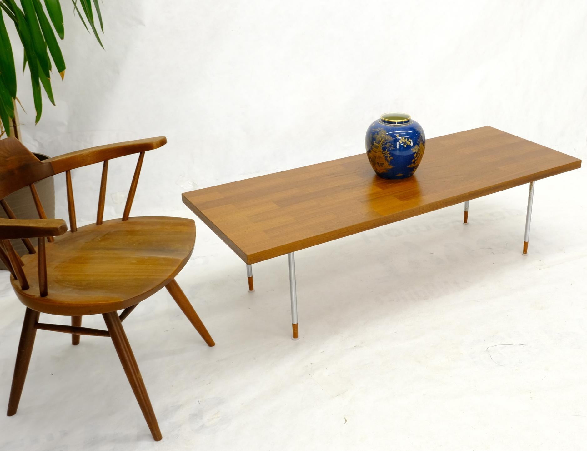 Teck Table basse rectangulaire danoise moderne du milieu du siècle dernier sur pieds cylindriques chromés  en vente