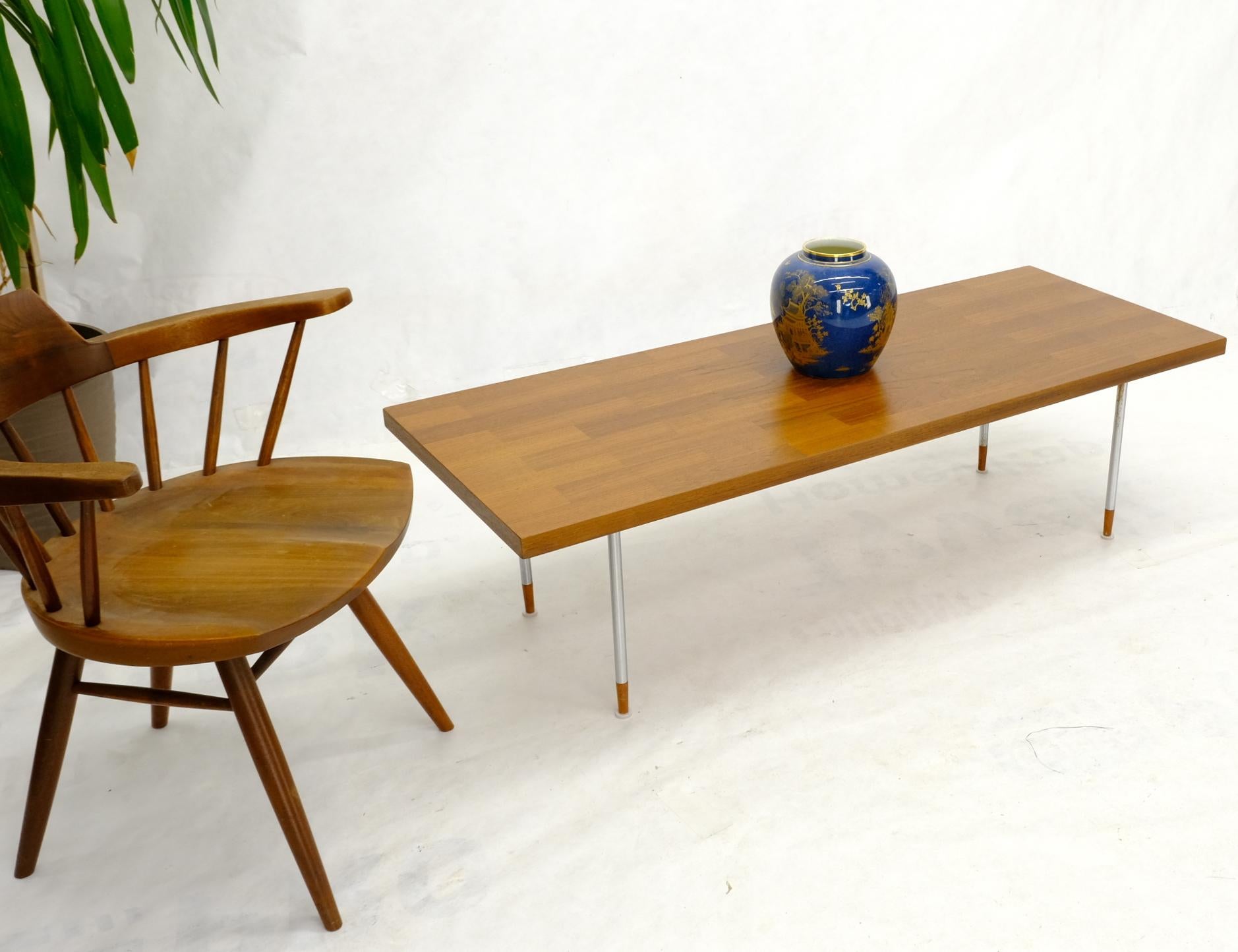 Dänischer rechteckiger Couchtisch auf verchromten Zylinderbeinen, Mid-Century Modern  (Teakholz) im Angebot