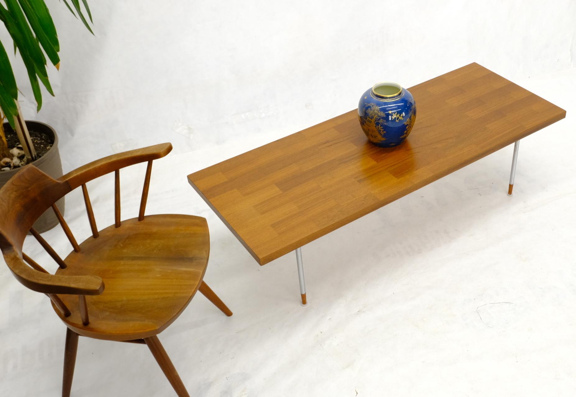 Table basse rectangulaire danoise moderne du milieu du siècle dernier sur pieds cylindriques chromés  en vente 1