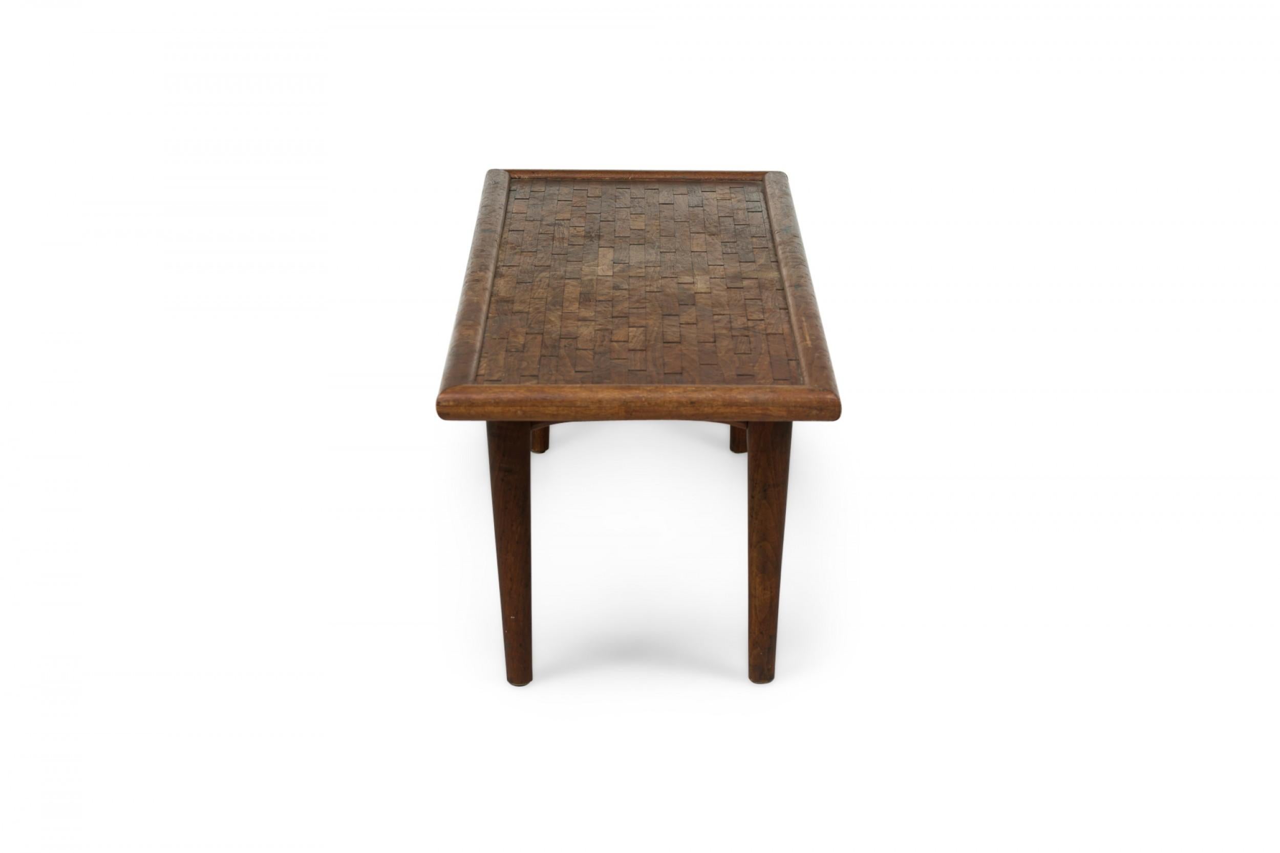 Scandinave moderne Table basse/table basse rectangulaire danoise moderne du milieu du siècle dernier en bois de rose incisé en vente