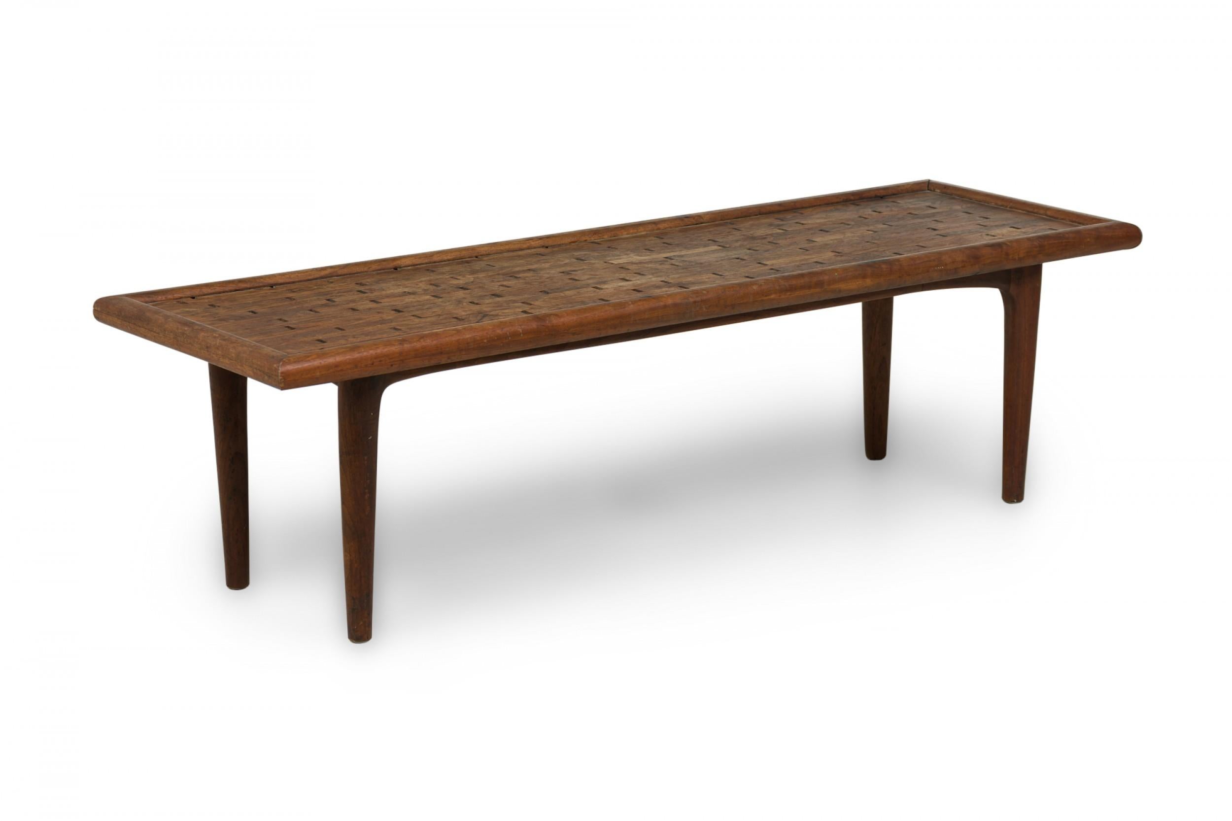 Danois Table basse/table basse rectangulaire danoise moderne du milieu du siècle dernier en bois de rose incisé en vente