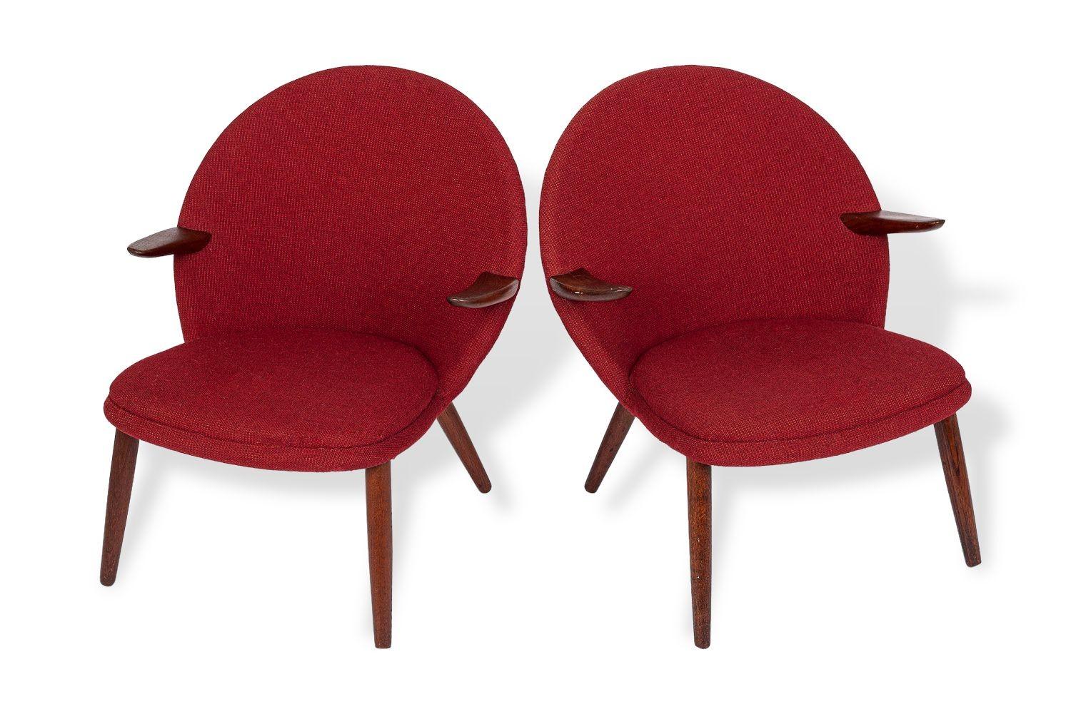 This exceptional pair of Danish mid century modern lounge chairs were designed by Kurt Olsen for Glostrup Møbelfabrik and made in Denmark circa 1960. The classic Scandinavian modern design has clean, minimalist lines and elegant curves. The lounge