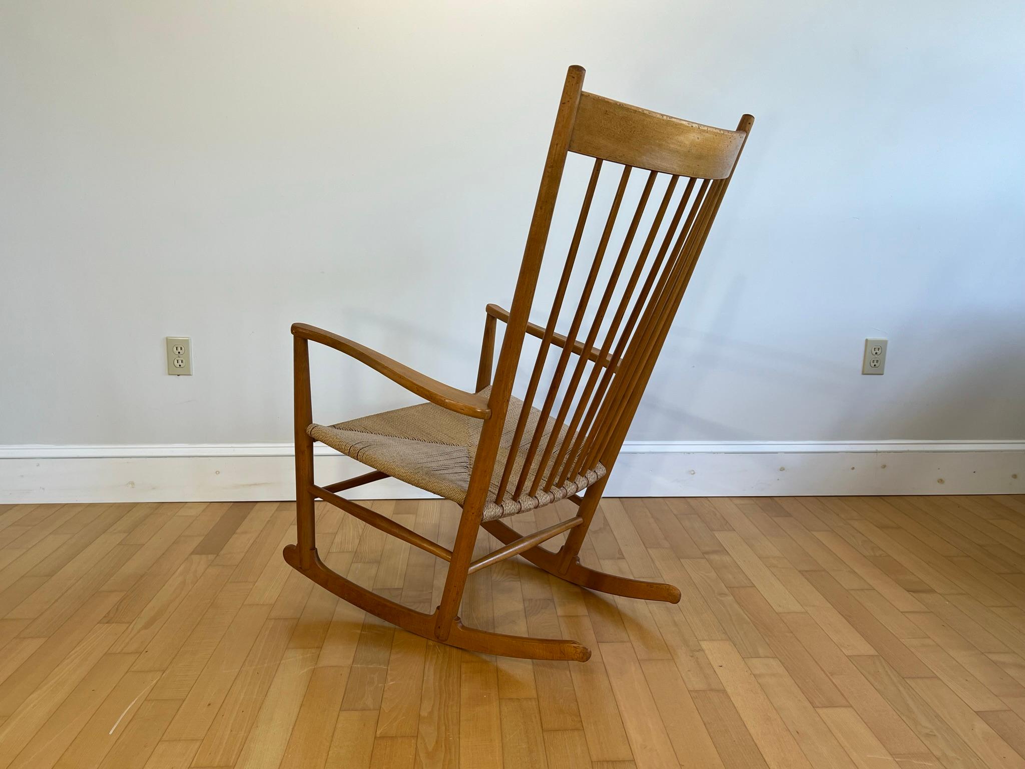 Danish Mid-Century Modern Rocker Model J16 by Hans Wegner in Beech, 1944 In Excellent Condition For Sale In Belmont, MA