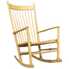 Rocker danois moderne du milieu du siècle Modèle J16 par Hans Wegner en hêtre