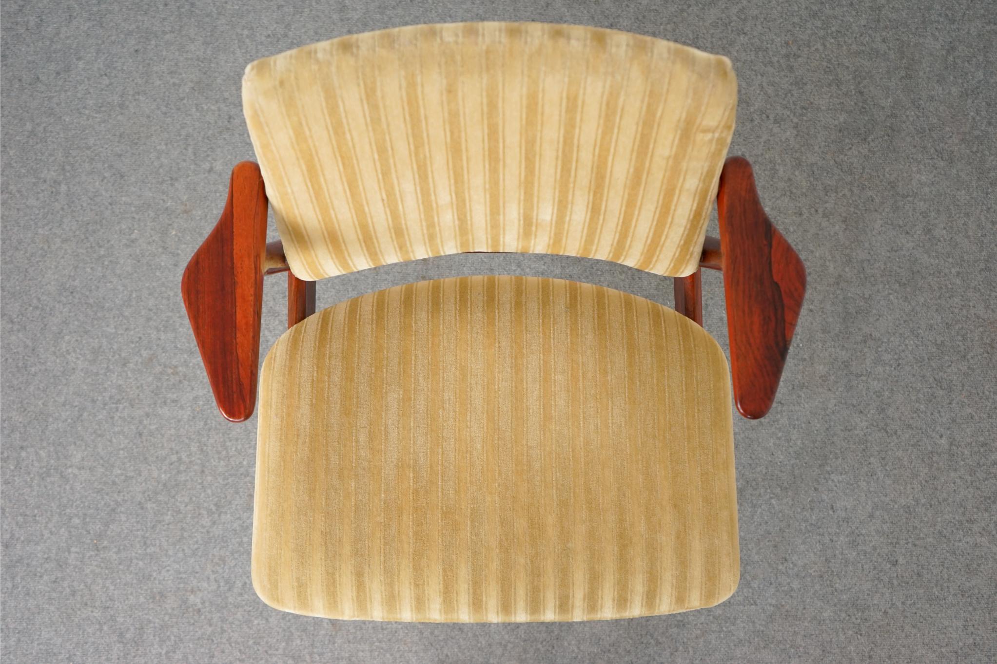 Dänischer Sessel aus Rosenholz, Moderne der Mitte des Jahrhunderts, von Arne Vodder, 4 Stück verfügbar im Angebot 6