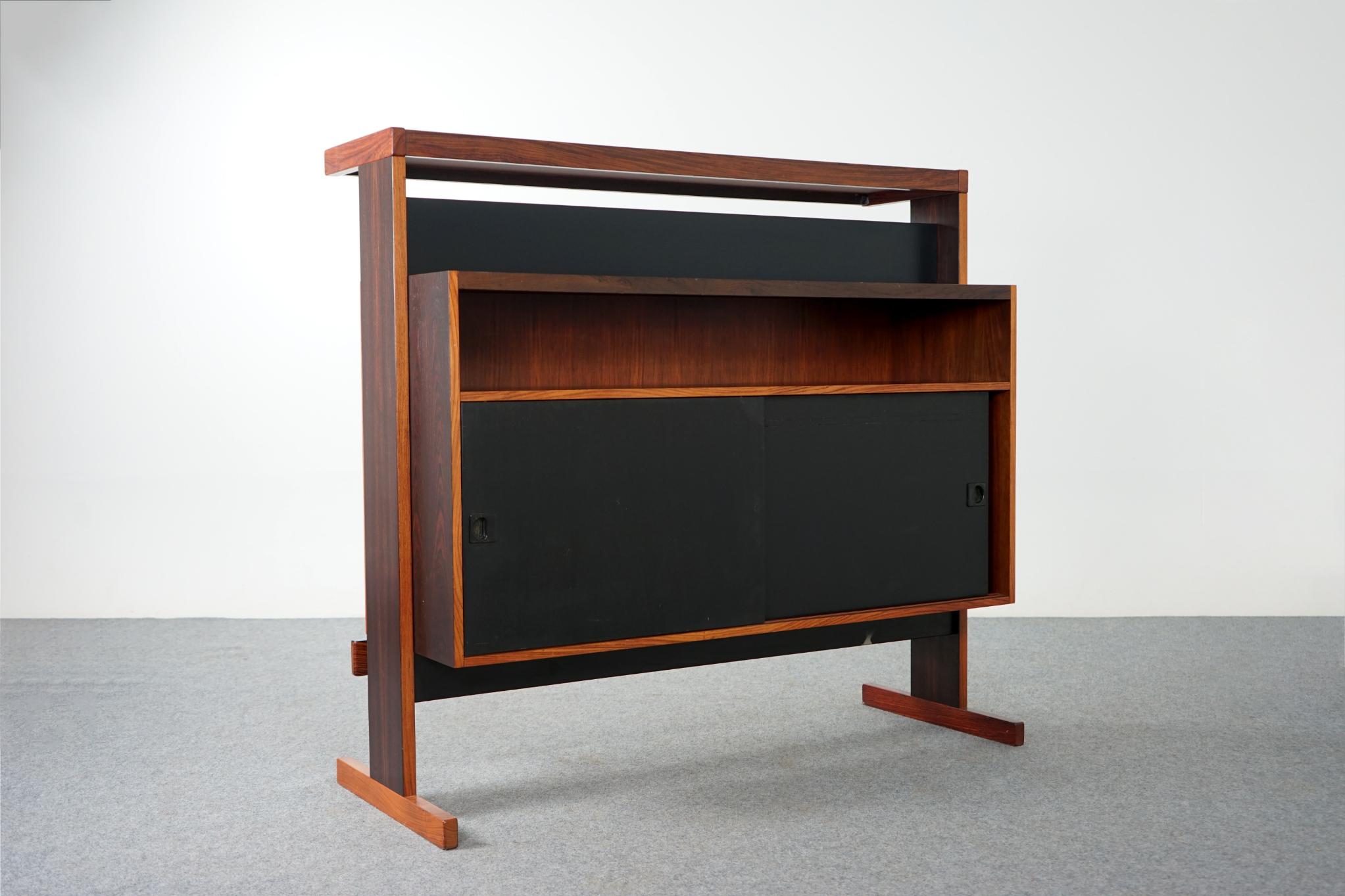 Danish Mid-Century Modern Rosewood Bar with Stools In Good Condition For Sale In VANCOUVER, CA