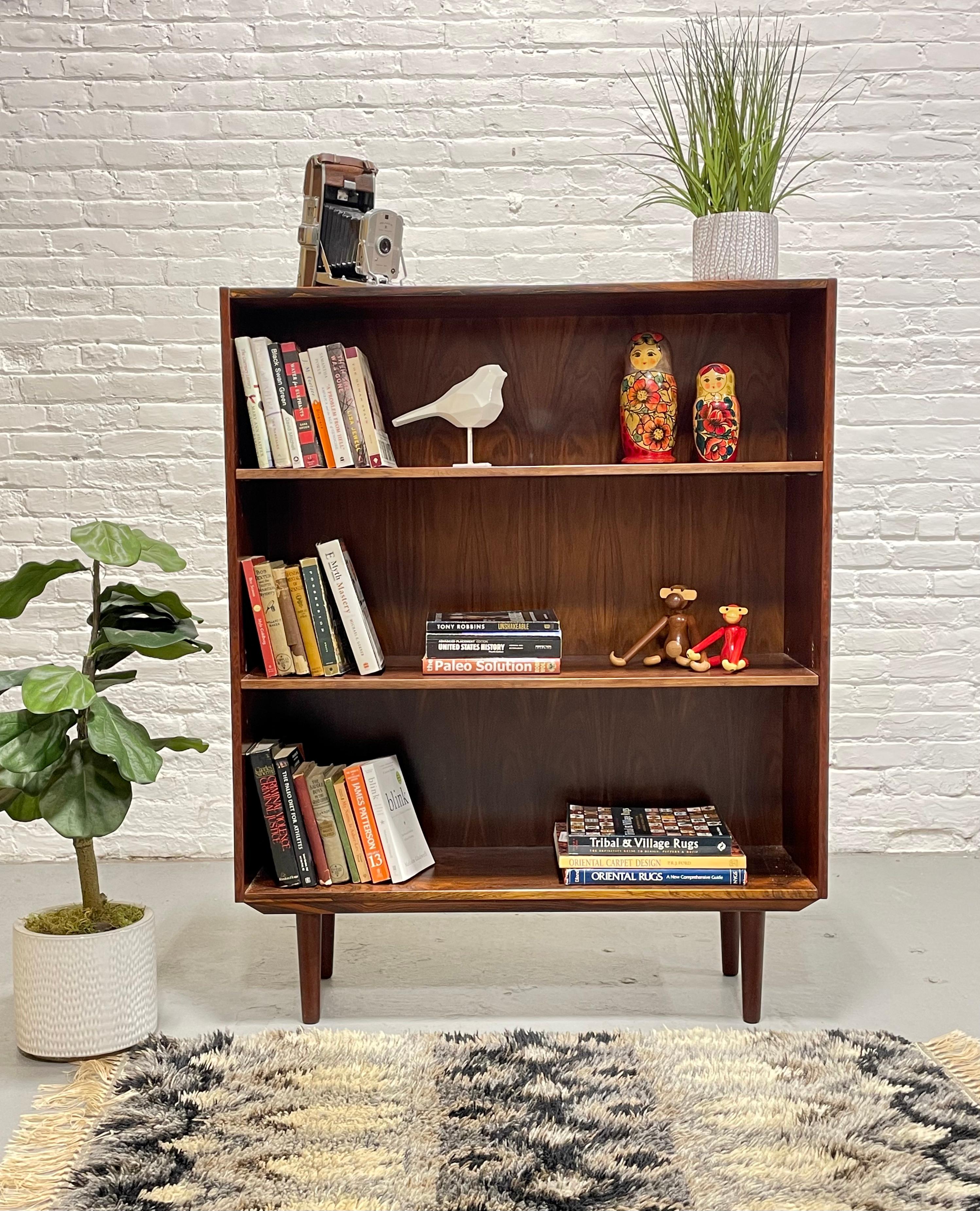 Einfaches + klassisches Mid Century Modernes ROSENHOLZ-Bücherregal, ca. 1960er Jahre. Dieses beeindruckende Möbelstück verfügt über drei breite und lange Ablageflächen, die alle herausnehmbar und verstellbar sind.  Wunderschöne Holzmaserungen - die