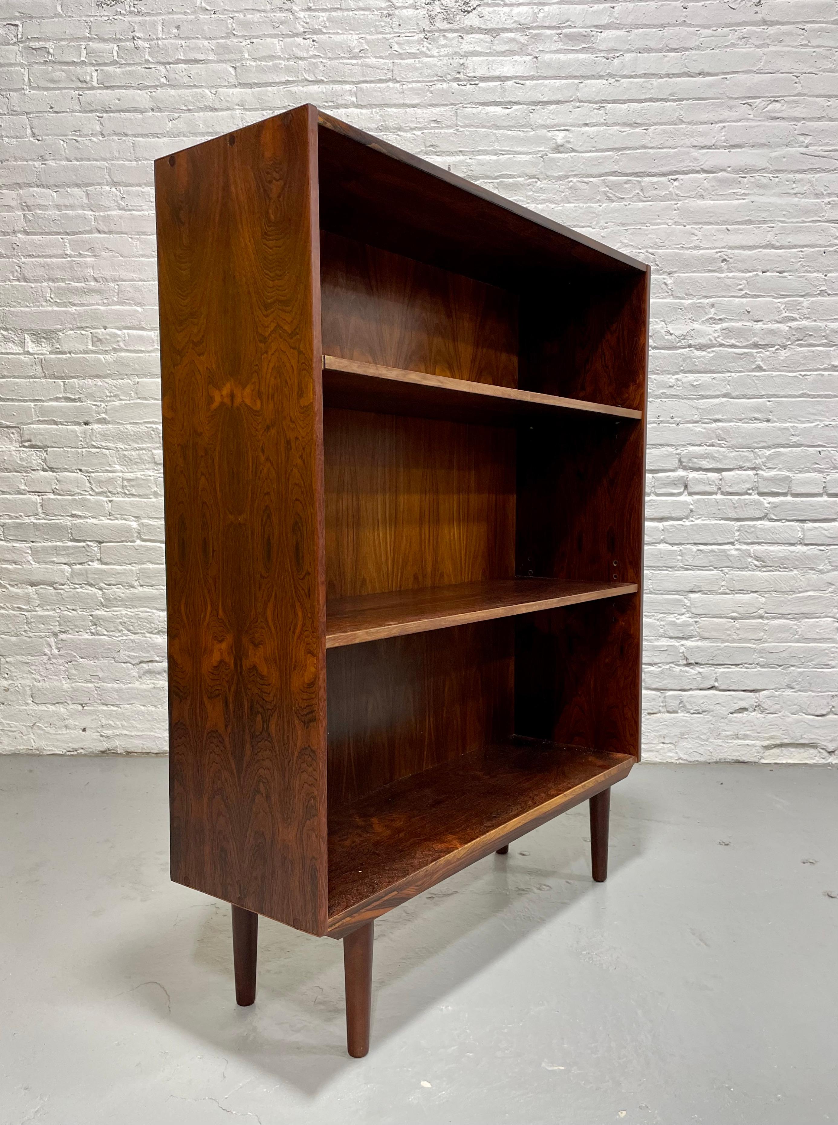 DANISH Mid Century Modern ROSEWOOD BOOKCASE, ca. 1960er Jahre im Zustand „Gut“ im Angebot in Weehawken, NJ
