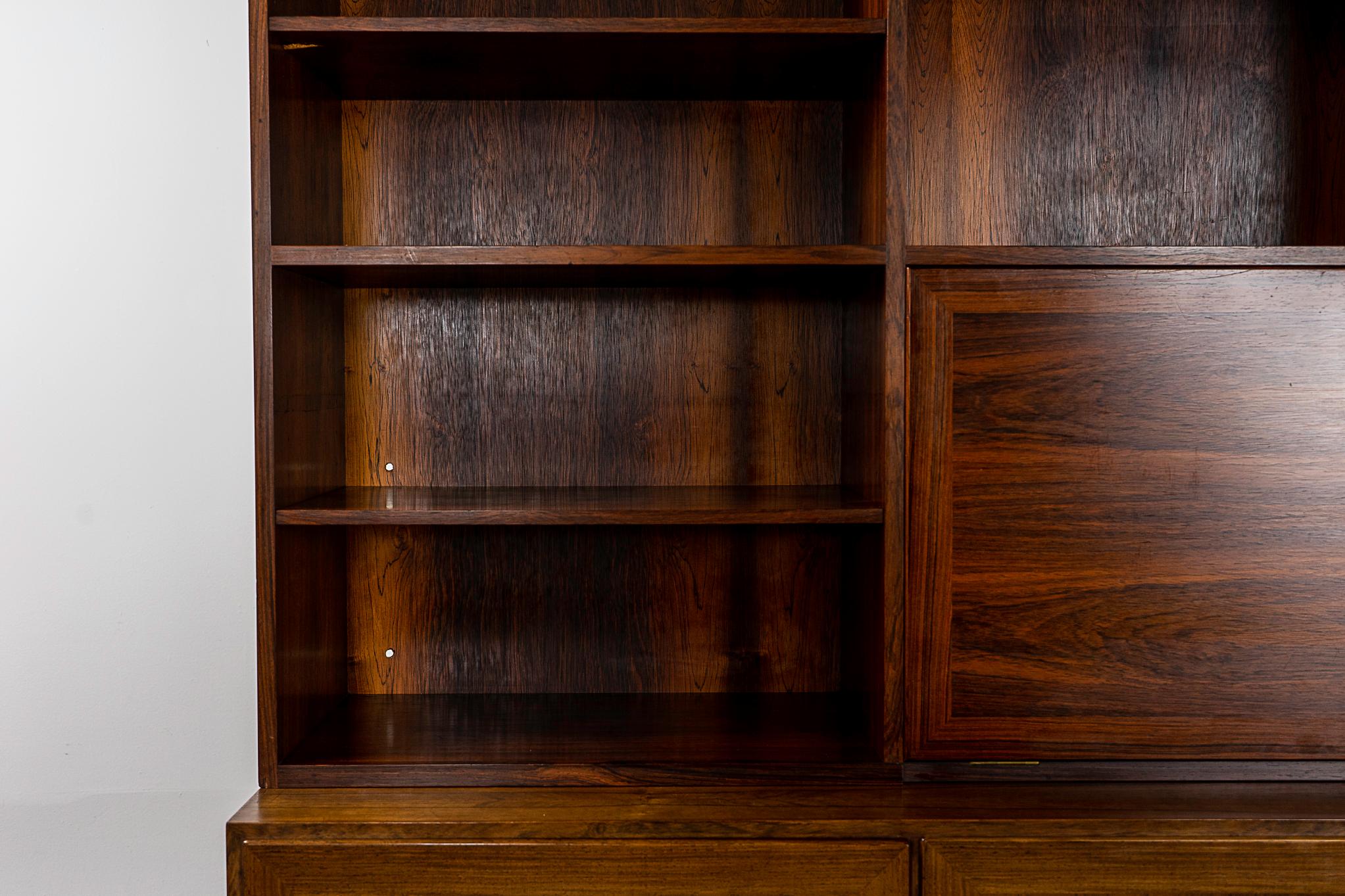 Bibliothèque/armoire danoise moderne en bois de rose du milieu du siècle dernier par Kai Winding en vente 3