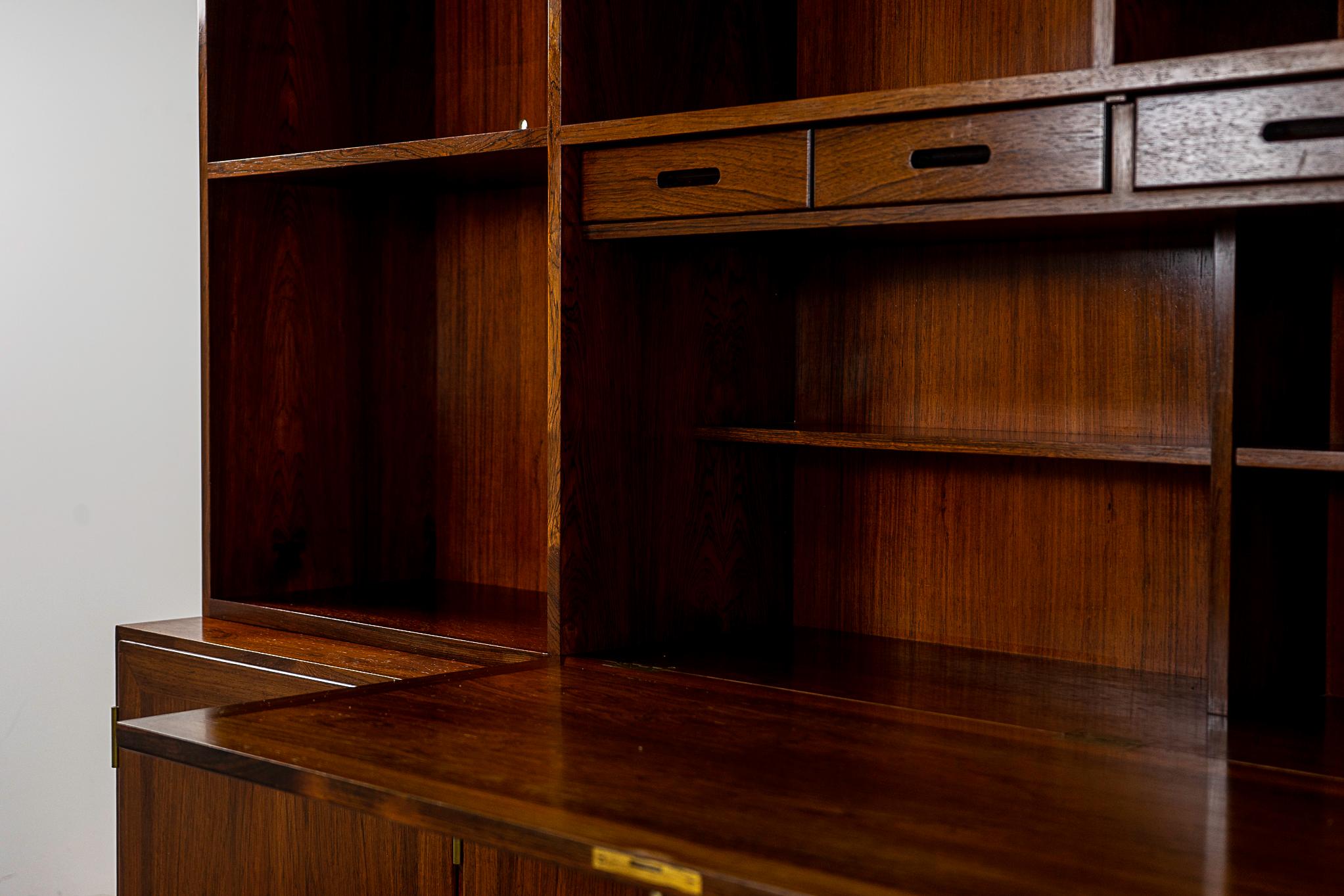Danois Bibliothèque/armoire danoise moderne en bois de rose du milieu du siècle dernier par Kai Winding  en vente