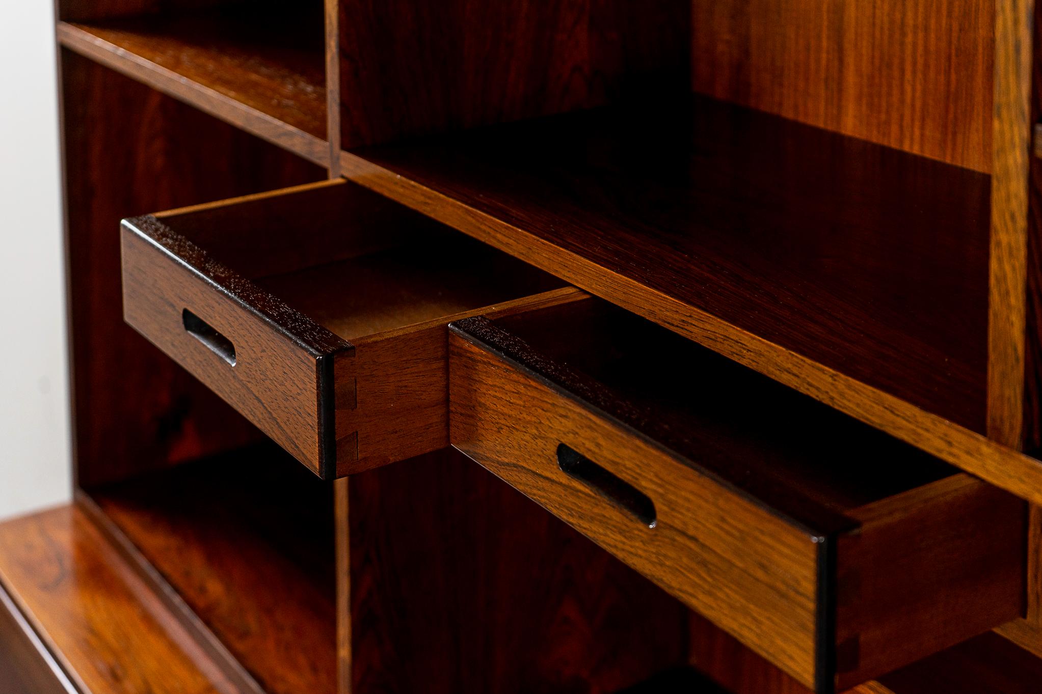 Placage Bibliothèque/armoire danoise moderne en bois de rose du milieu du siècle dernier par Kai Winding  en vente