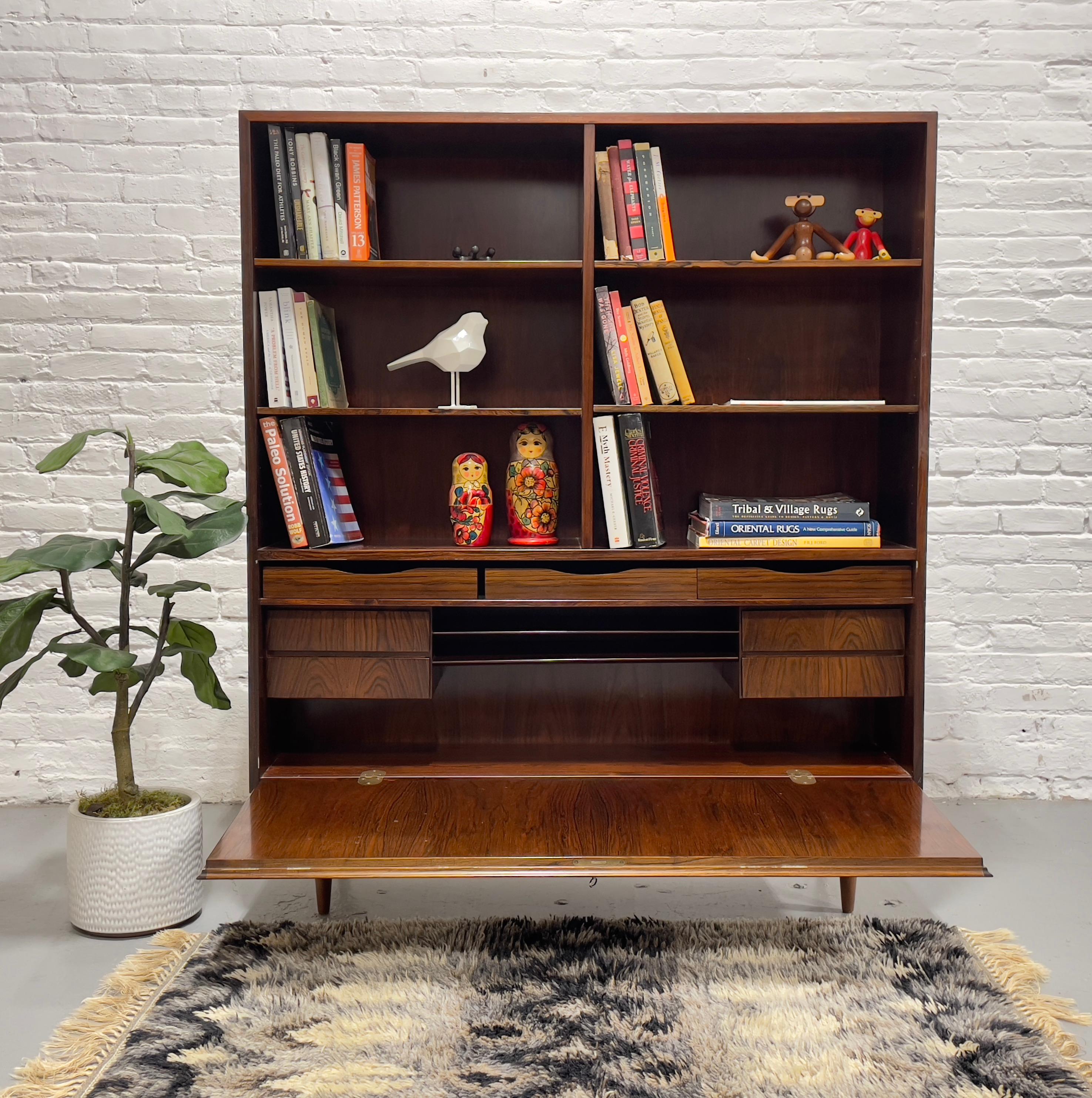 Bibliothèque danoise moderne du milieu du siècle dernier / China Cabinet, vers les années 1960 en vente 4