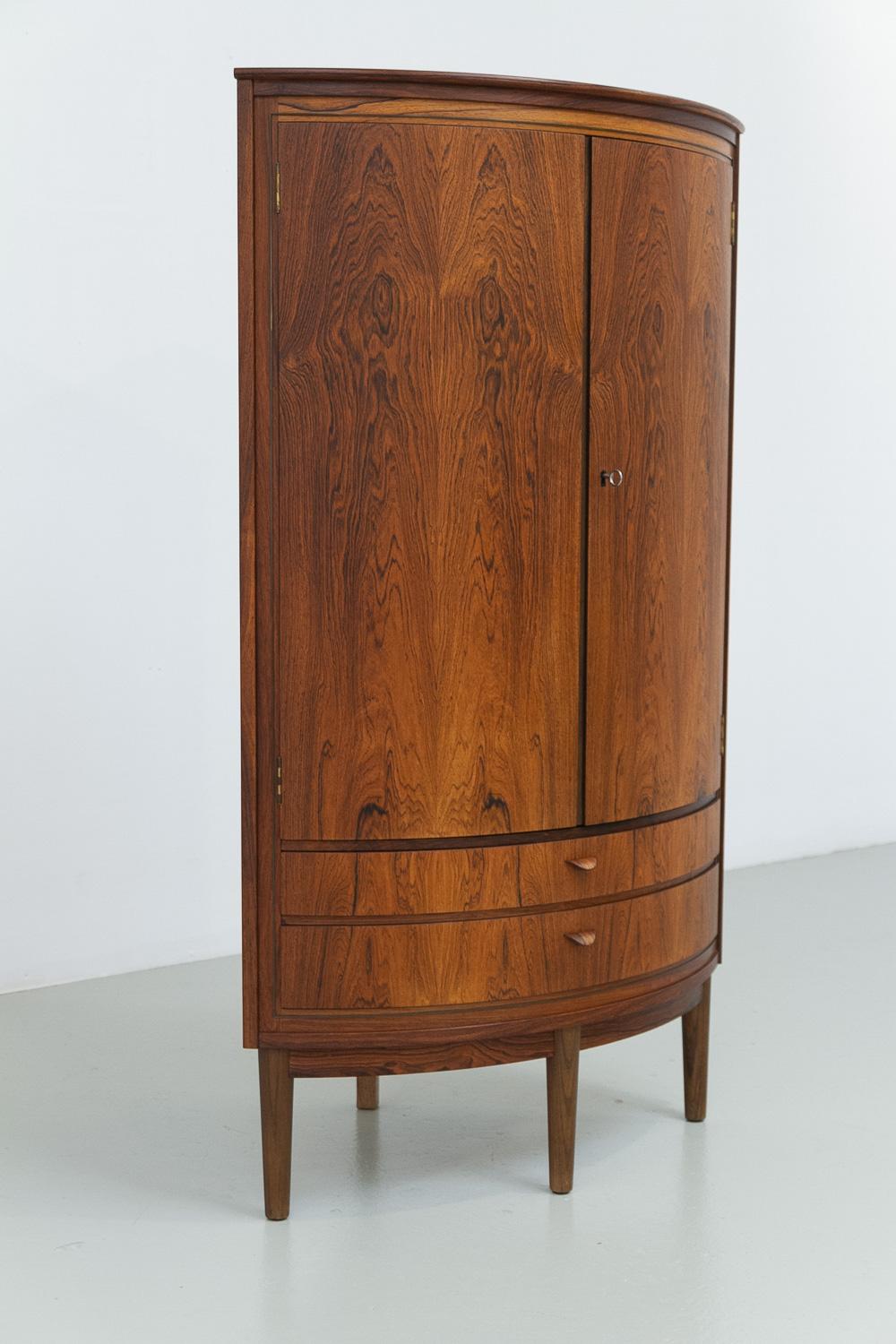Scandinave moderne Meuble d'angle en palissandre danois de la Modernité du milieu du siècle, années 1950. en vente