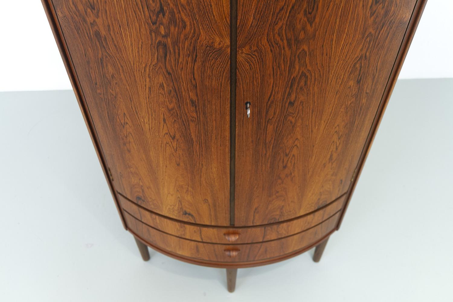 Danois Meuble d'angle en palissandre danois de la Modernité du milieu du siècle, années 1950. en vente
