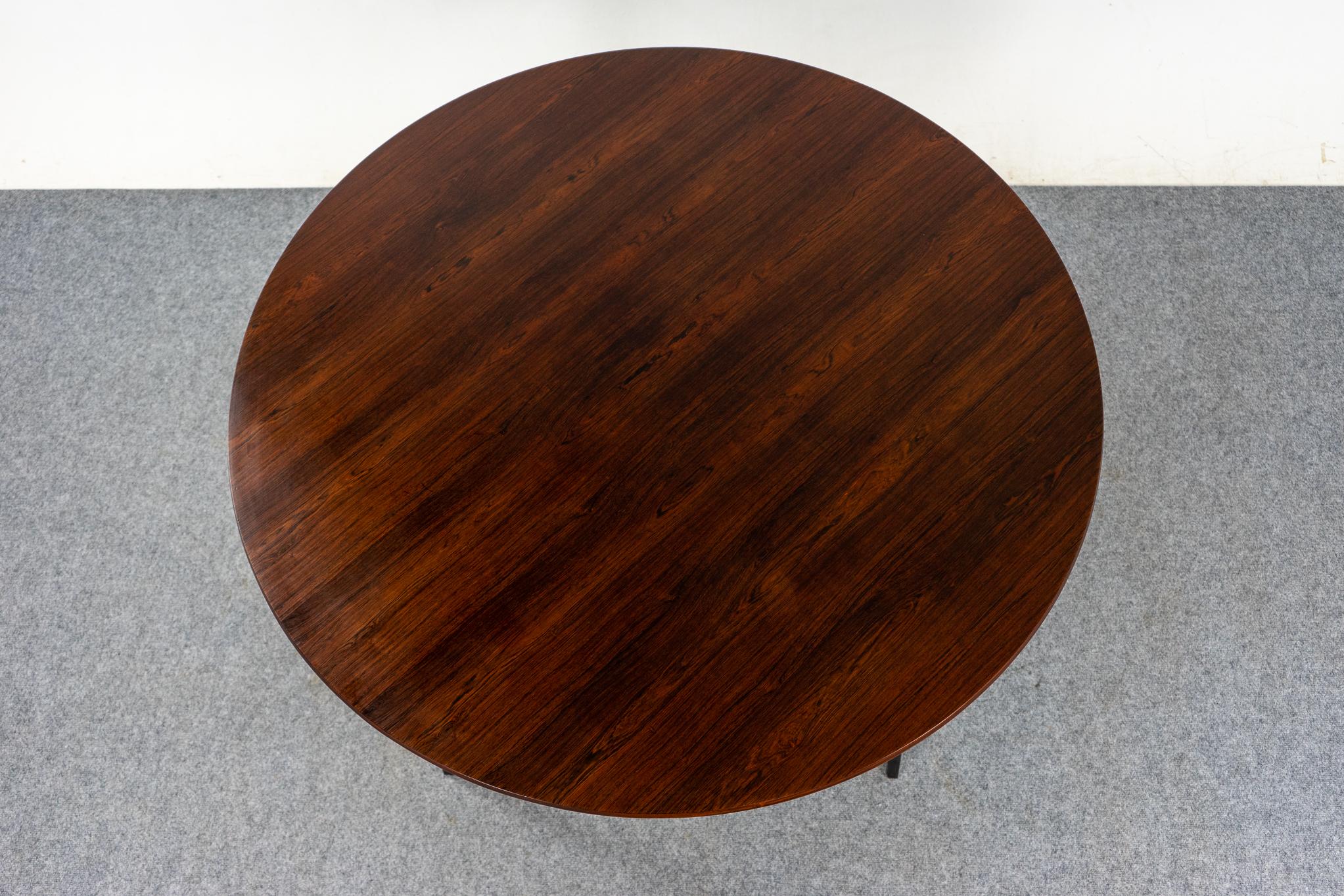 Danish Mid-Century Modern Rosewood Circular Dining Table In Good Condition In VANCOUVER, CA