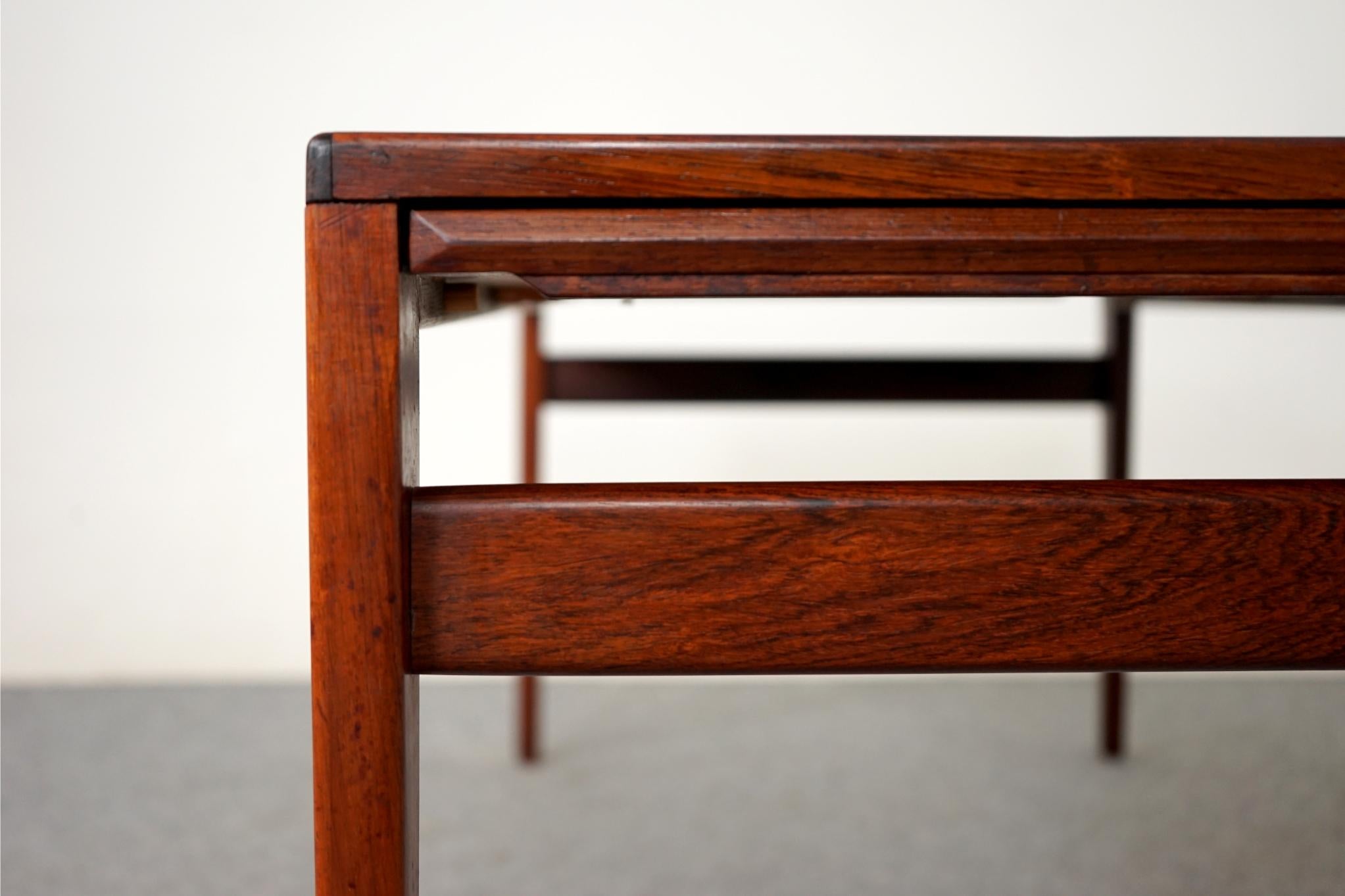 Table basse danoise moderne du milieu du siècle en bois de rose avec feuilles en vente 2