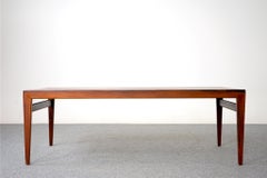 Table basse danoise moderne du milieu du siècle en bois de rose avec feuilles
