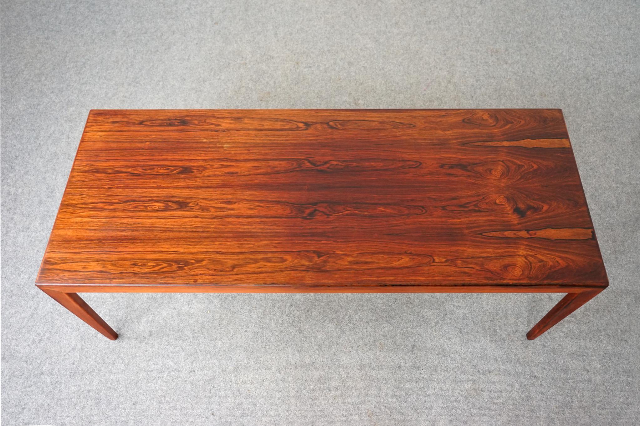 Danish Mid-Century Modern Rosewood Coffee Table with Leaves In Good Condition For Sale In VANCOUVER, CA