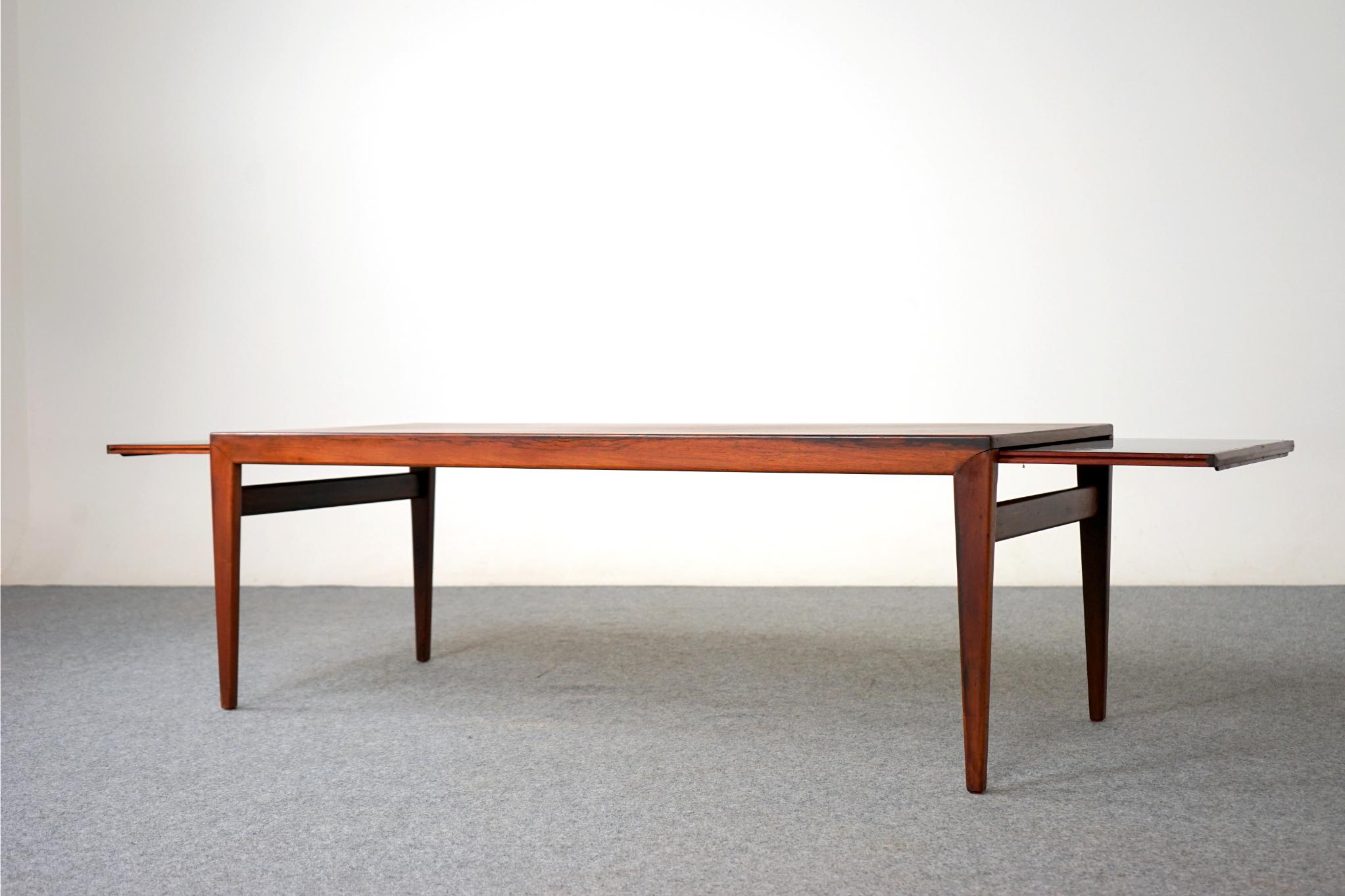 Danish Mid-Century Modern Rosewood Coffee Table with Leaves For Sale 2