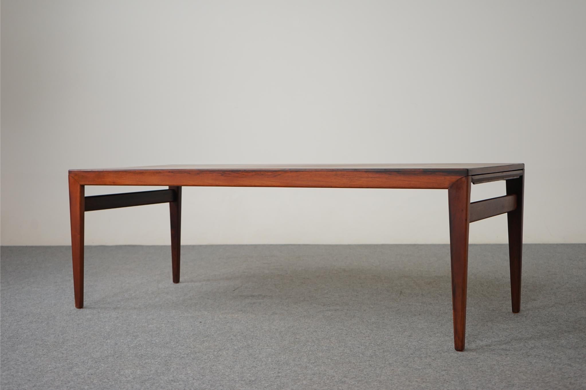 Danish Mid-Century Modern Rosewood Coffee Table with Leaves For Sale 3