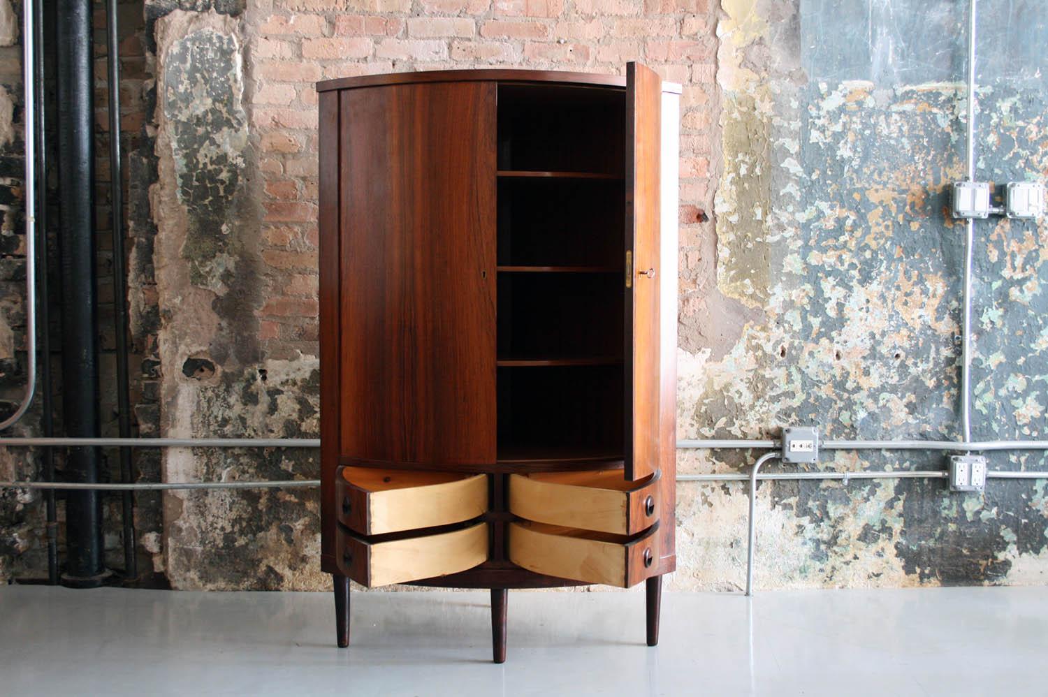 Danish Mid-Century Modern Rosewood Corner Cabinet (Rosenholz)