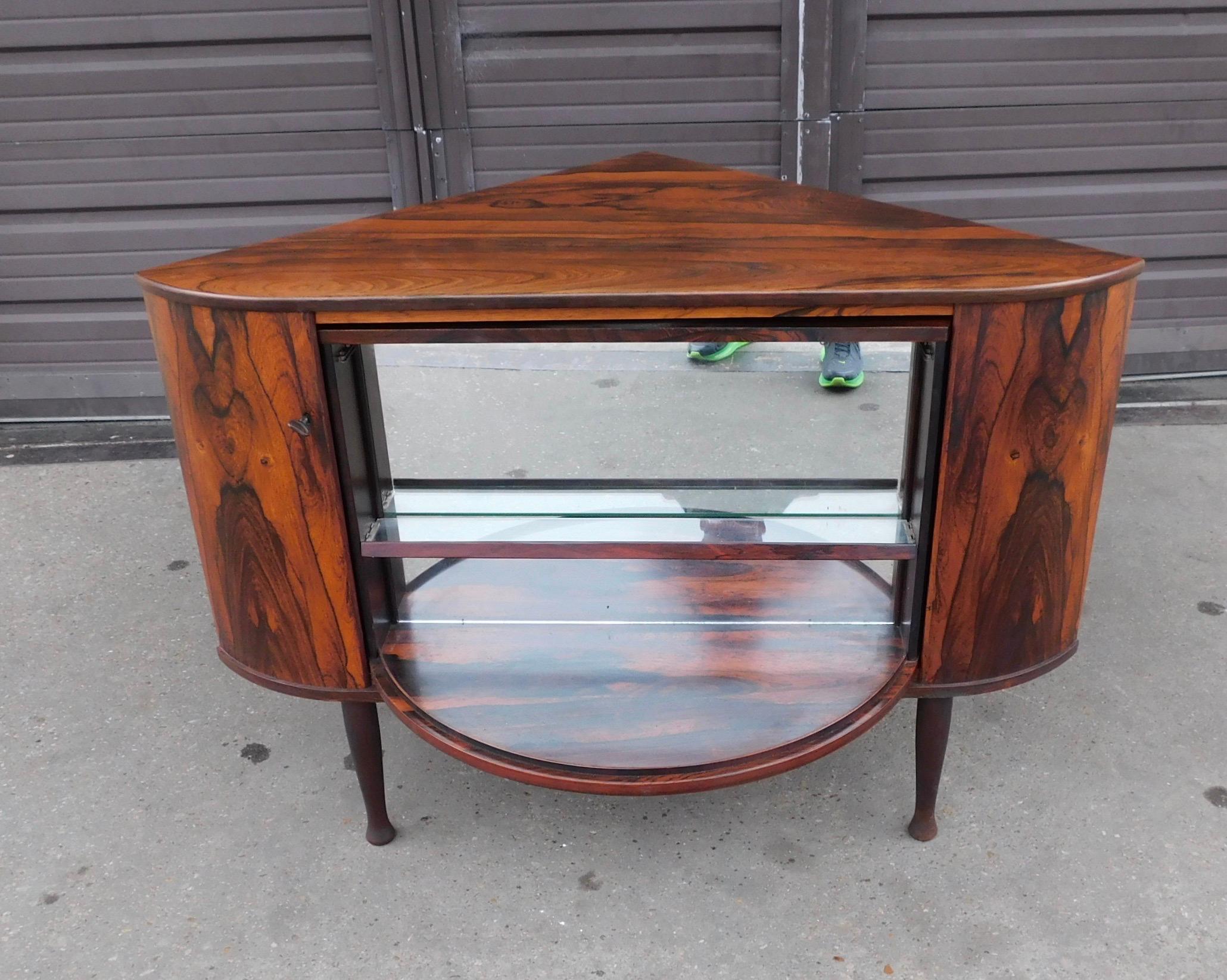 Danish Mid-Century Modern Rosewood Corner Dry Bar and Bookcase, circa 1960 In Good Condition For Sale In Richmond, VA