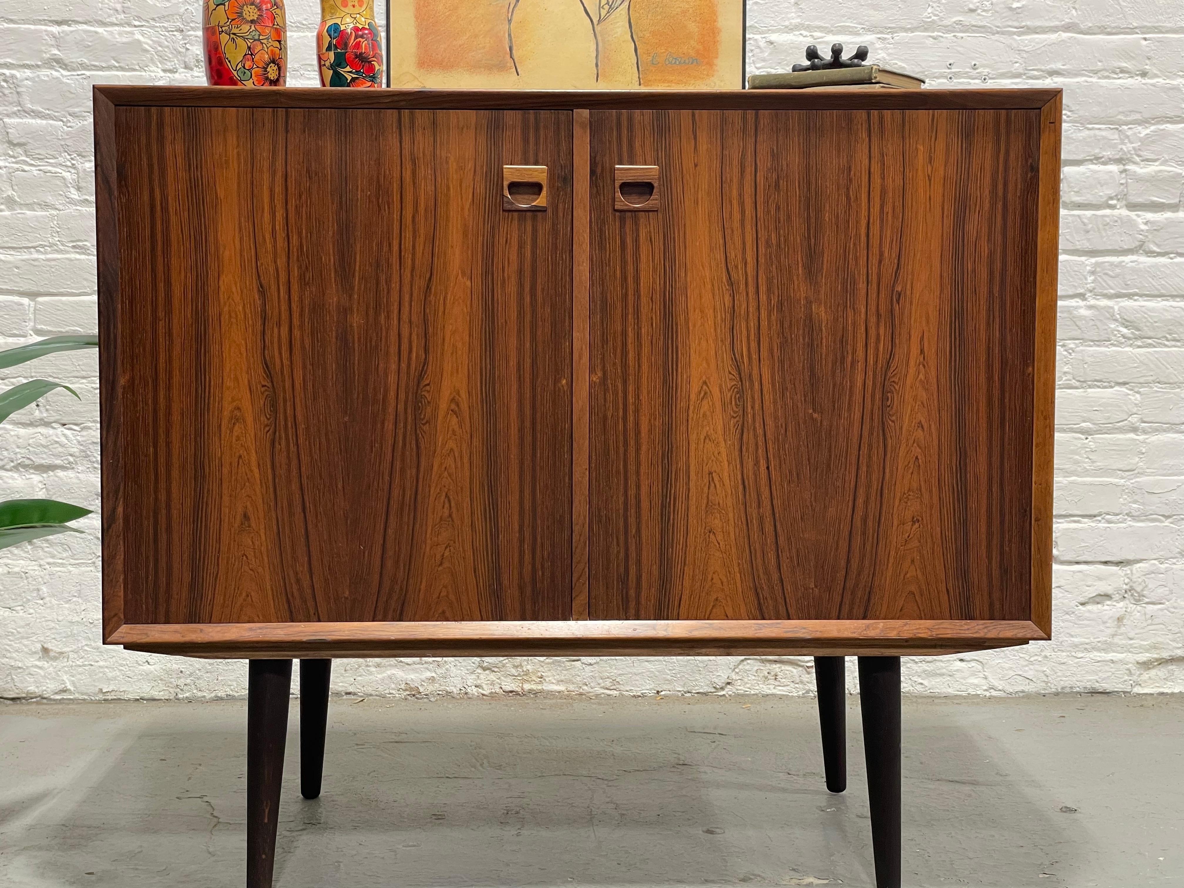 DANISH Mid Century Modern ROSEWOOD Credenza / Cabinet, c. 1960’s in vendita 4