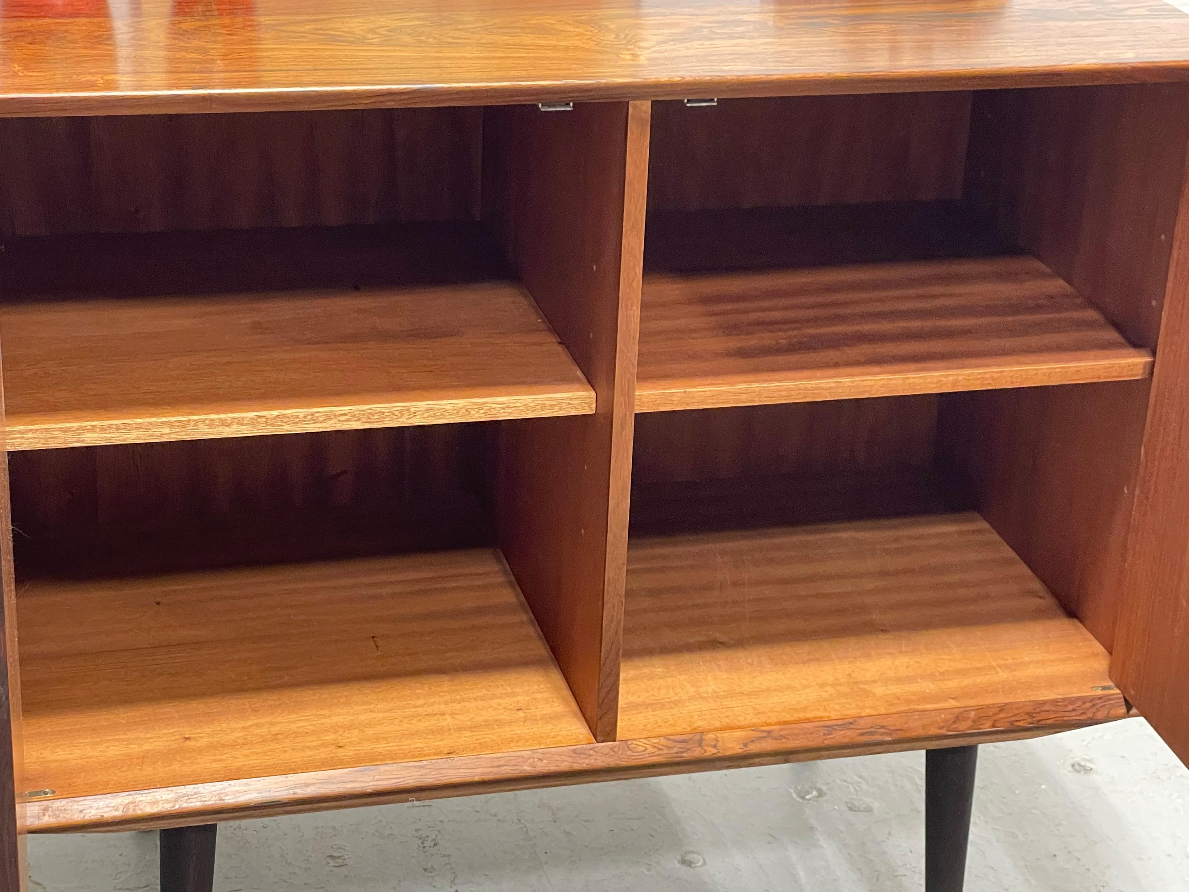 DANISH Mid Century Modern ROSEWOOD Credenza / Cabinet, c. 1960’s in vendita 5