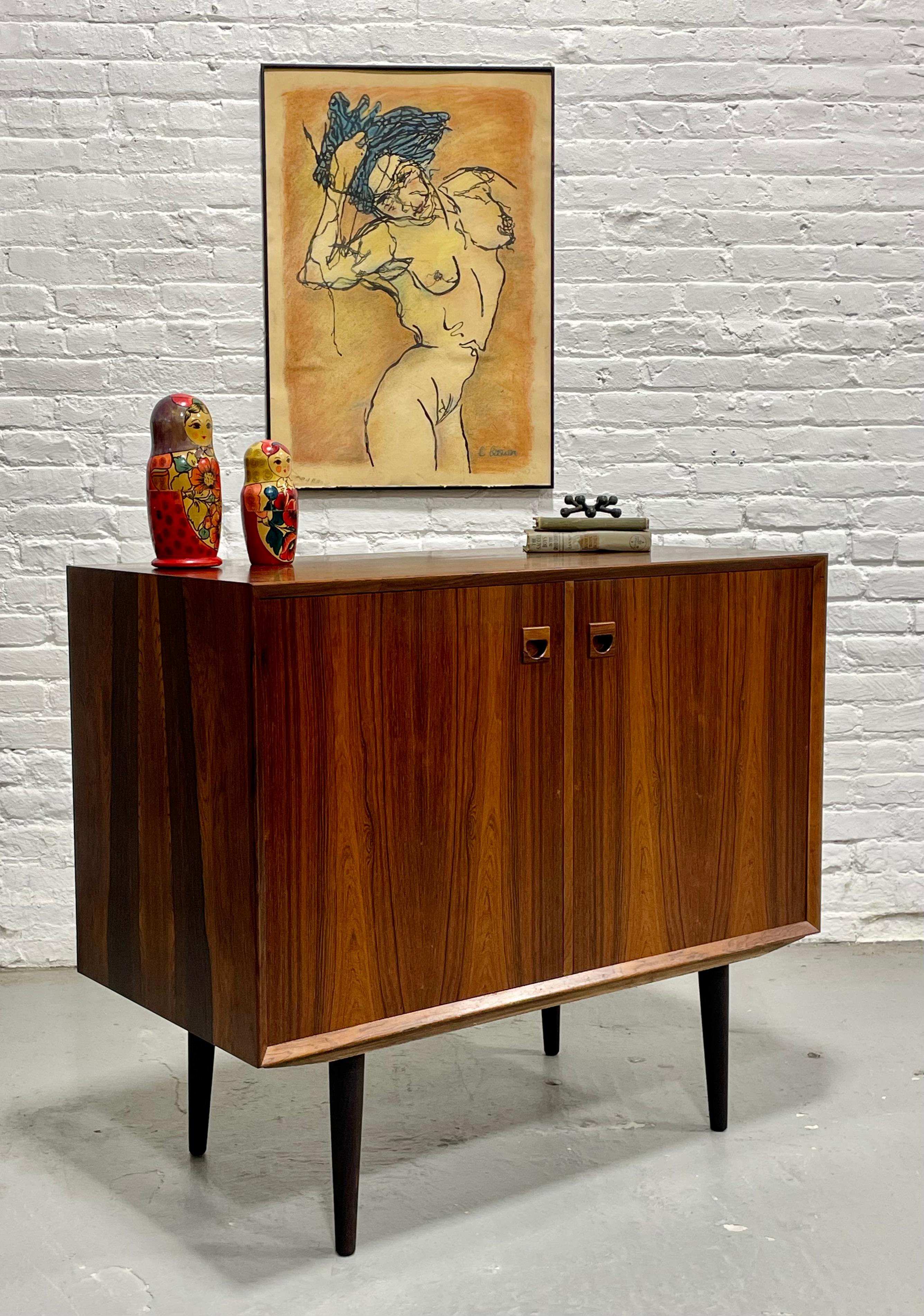 DANISH Mid Century Modern ROSEWOOD Credenza / Cabinet, c. 1960’s in vendita 6