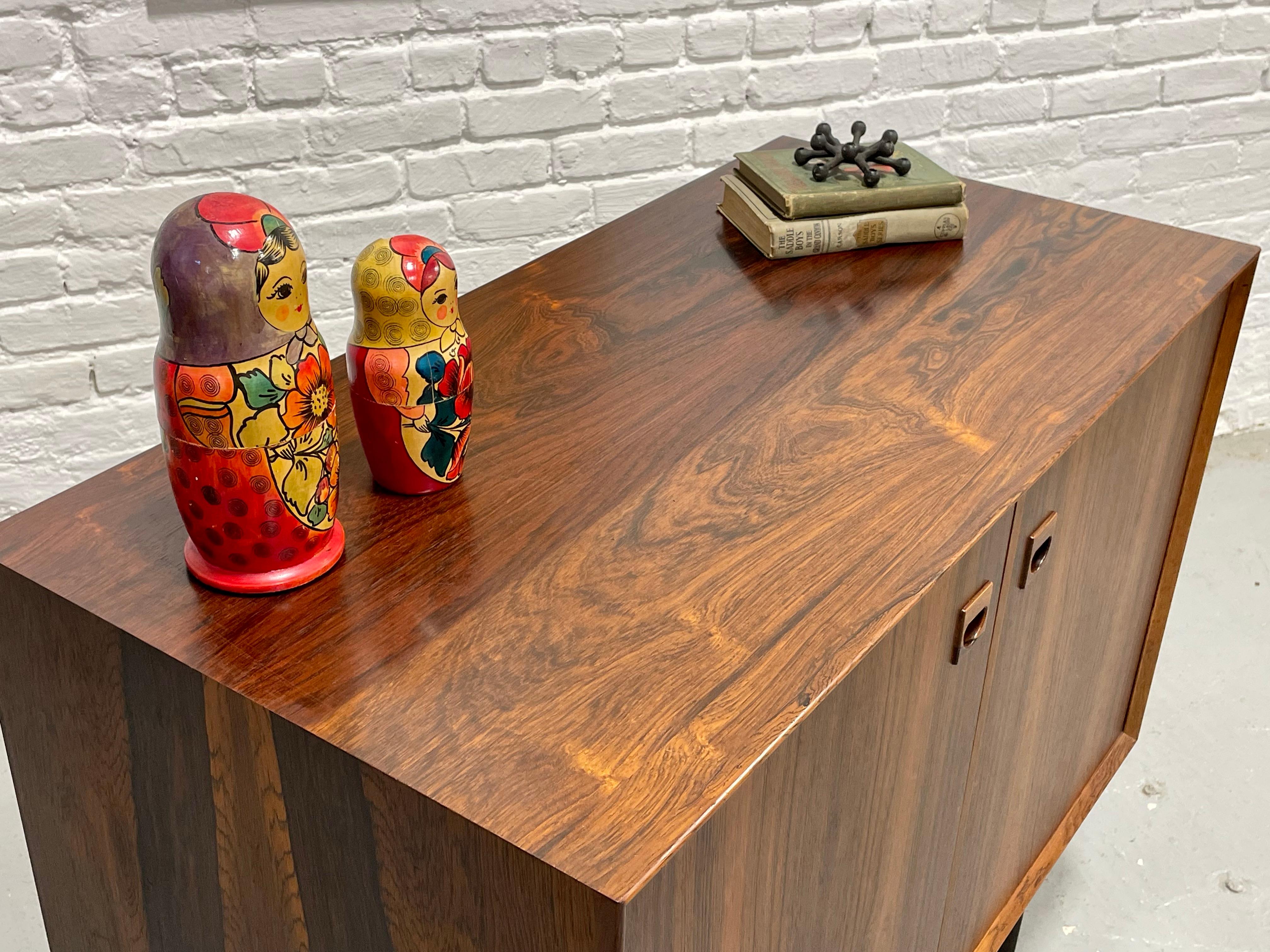 DANISH Mid Century Modern ROSEWOOD Credenza / Cabinet, c. 1960’s in vendita 7