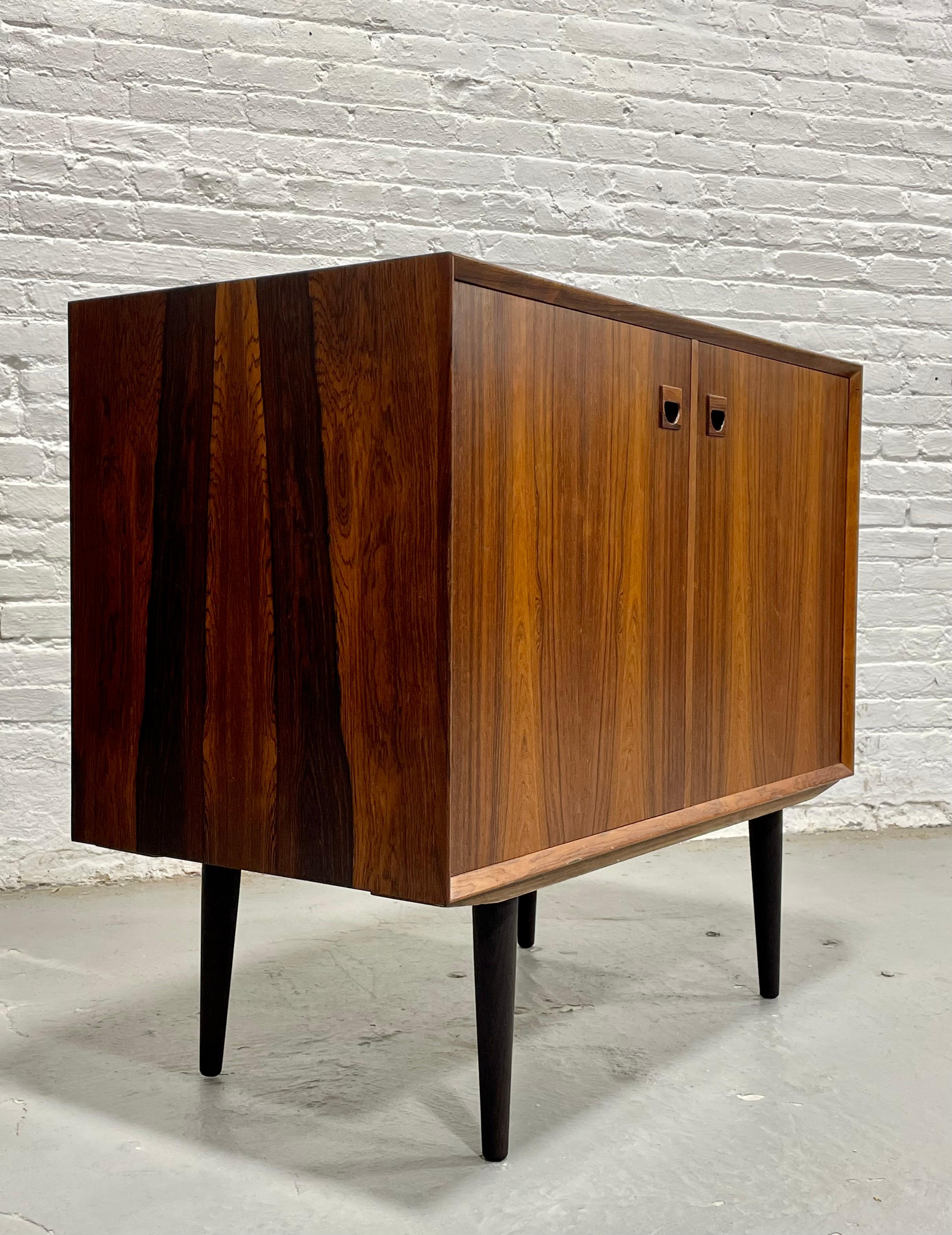 Mid-Century moderno DANISH Mid Century Modern ROSEWOOD Credenza / Cabinet, c. 1960’s in vendita