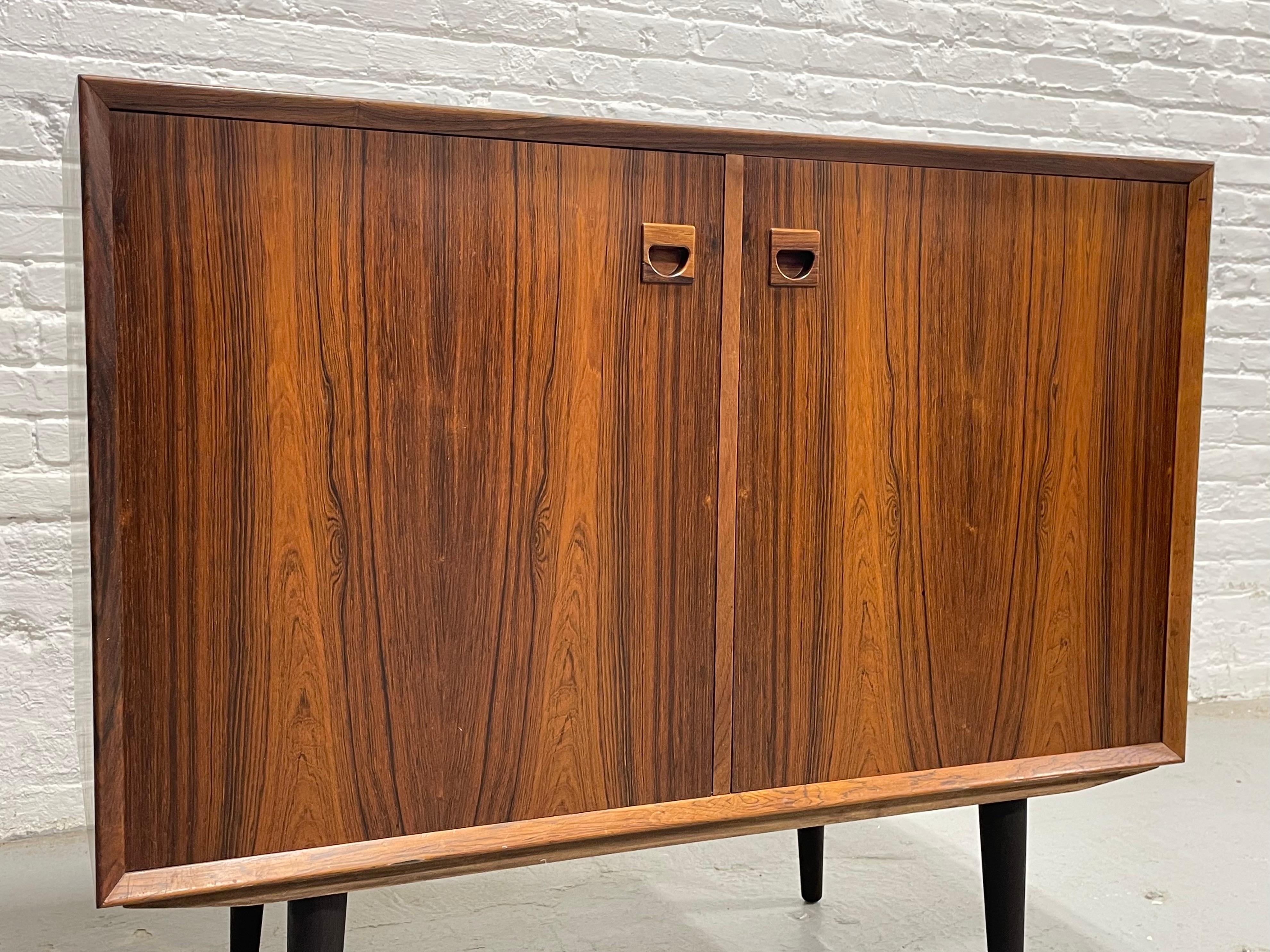 DANISH Mid Century Modern ROSEWOOD Credenza / Cabinet, c. 1960’s In condizioni buone in vendita a Weehawken, NJ