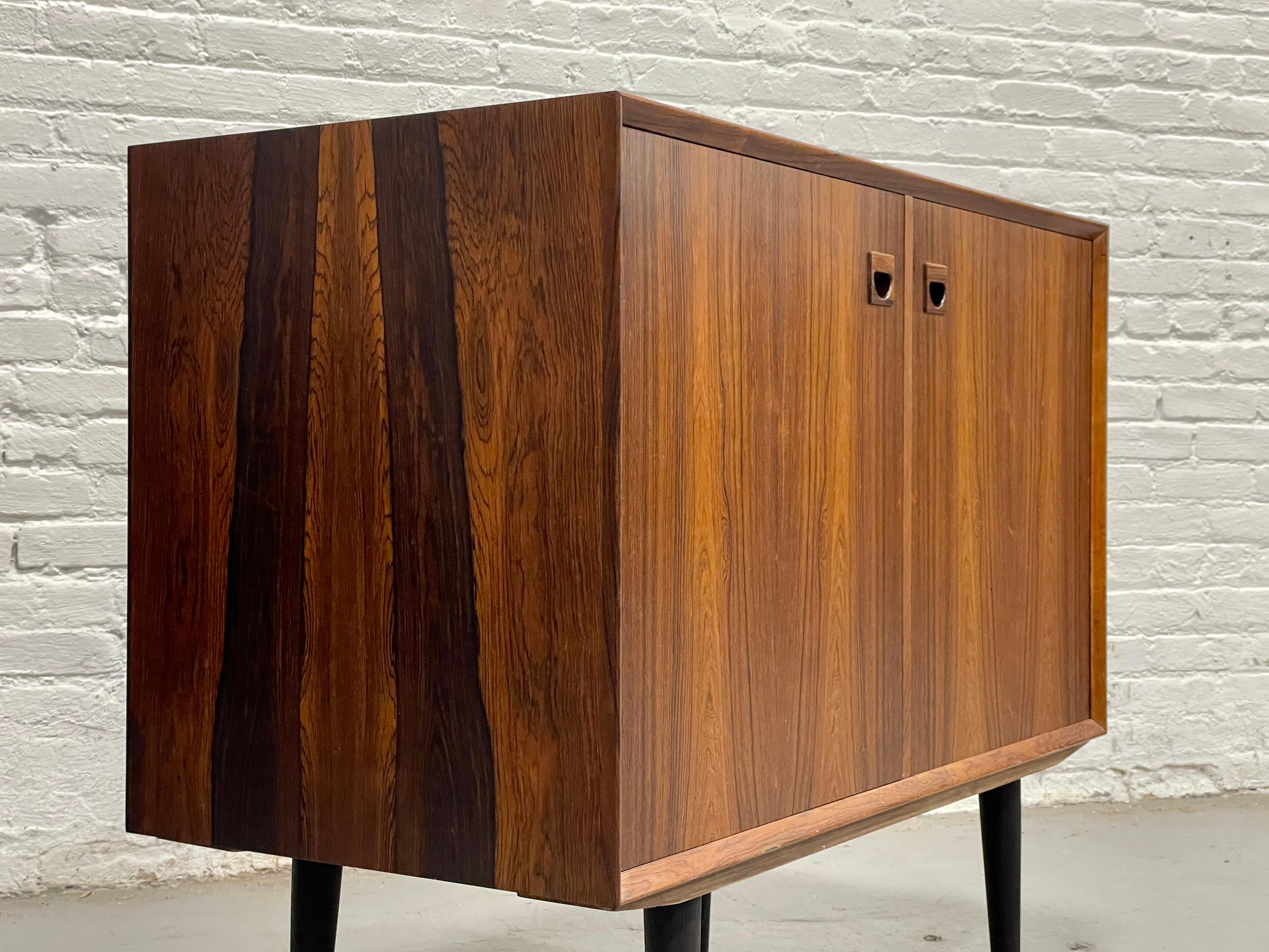 Metà XX secolo DANISH Mid Century Modern ROSEWOOD Credenza / Cabinet, c. 1960’s in vendita