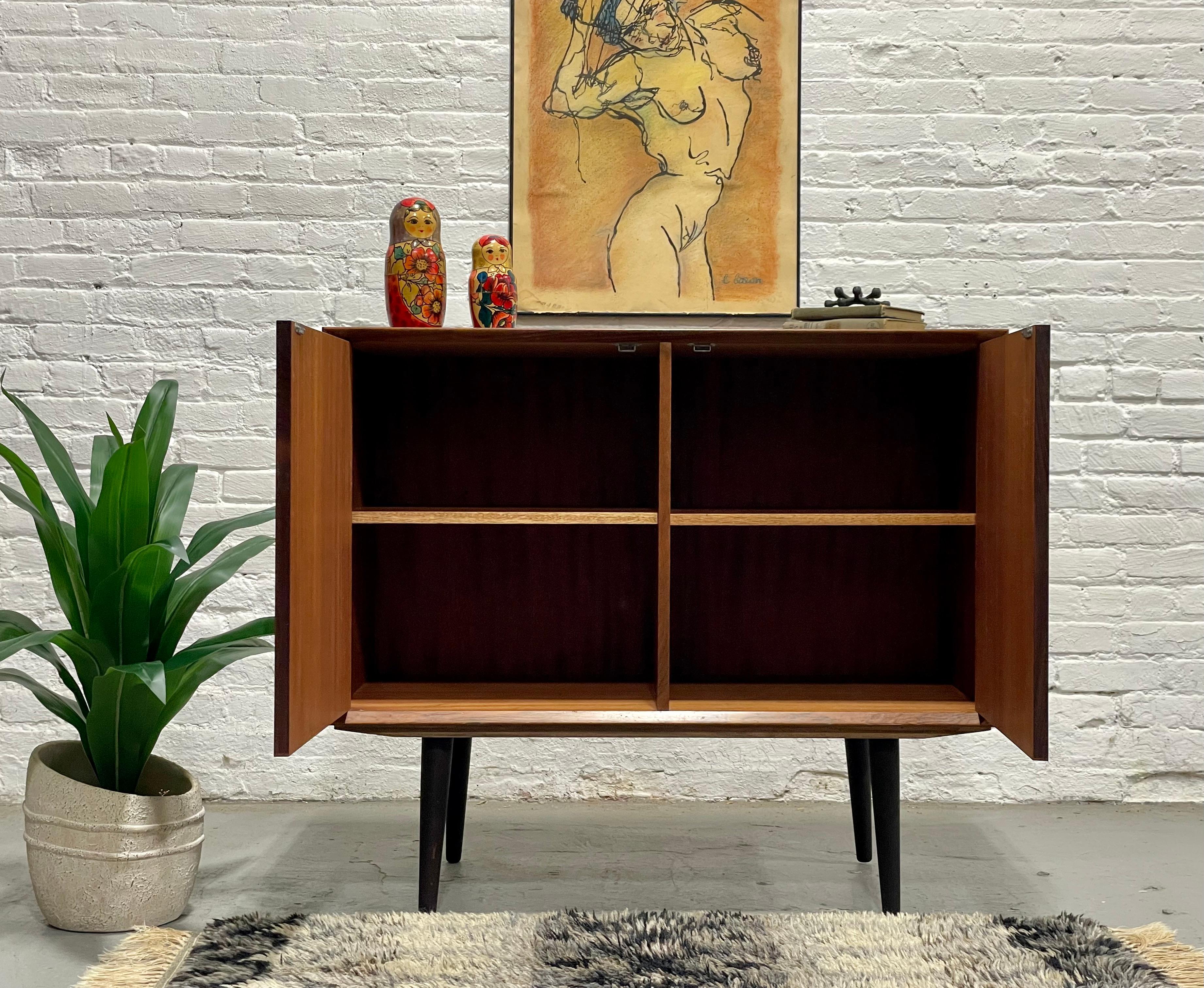 Palissandro DANISH Mid Century Modern ROSEWOOD Credenza / Cabinet, c. 1960’s in vendita