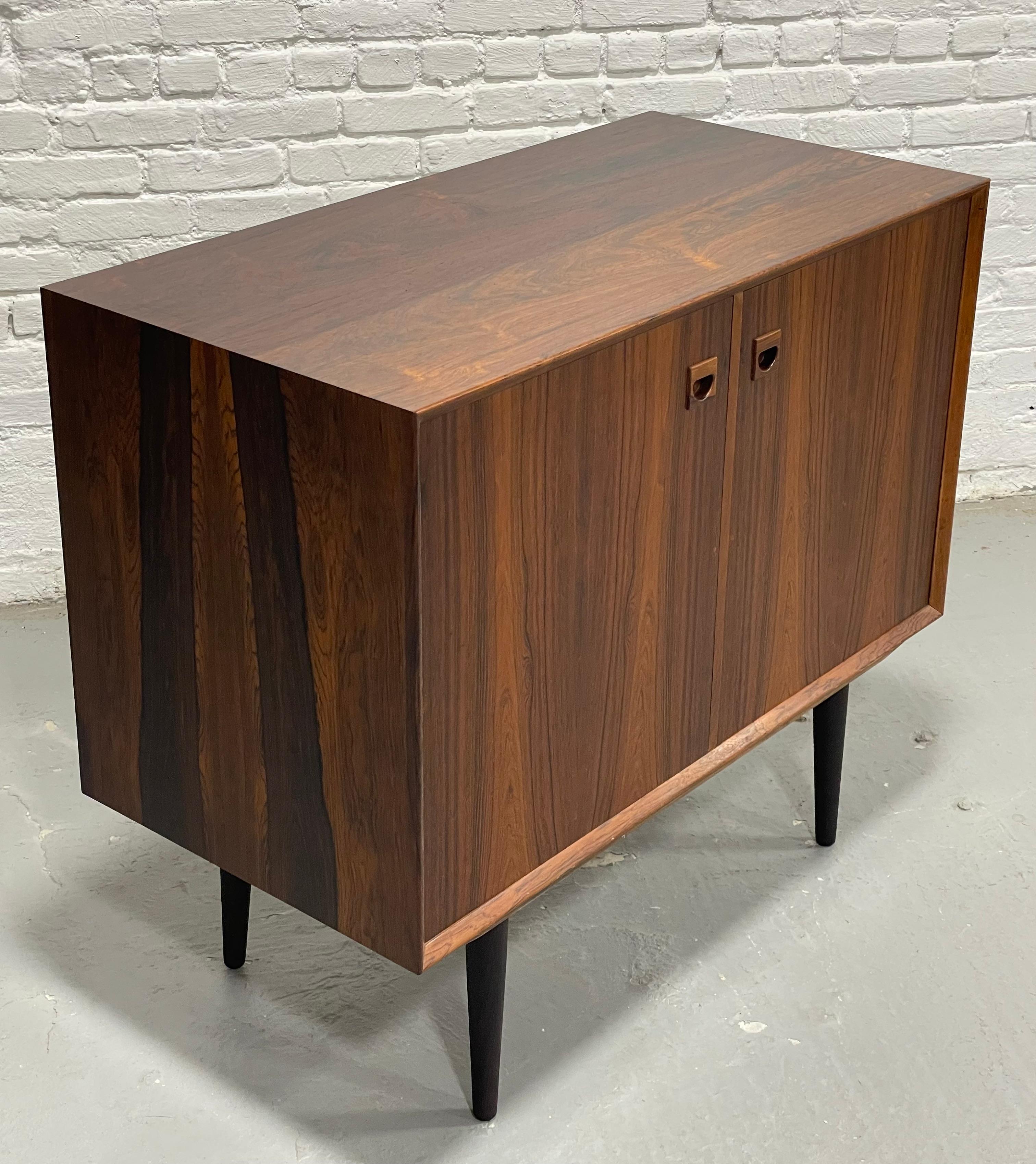 DANISH Mid Century Modern ROSEWOOD Credenza / Cabinet, c. 1960’s in vendita 1